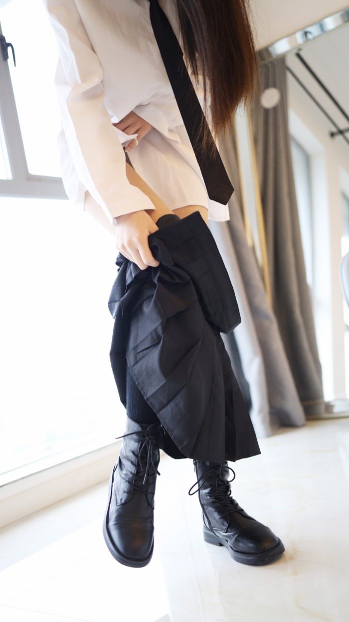 脱个精光躺倒床上，JK软妹张小妮皮肤白皙水嫩极致