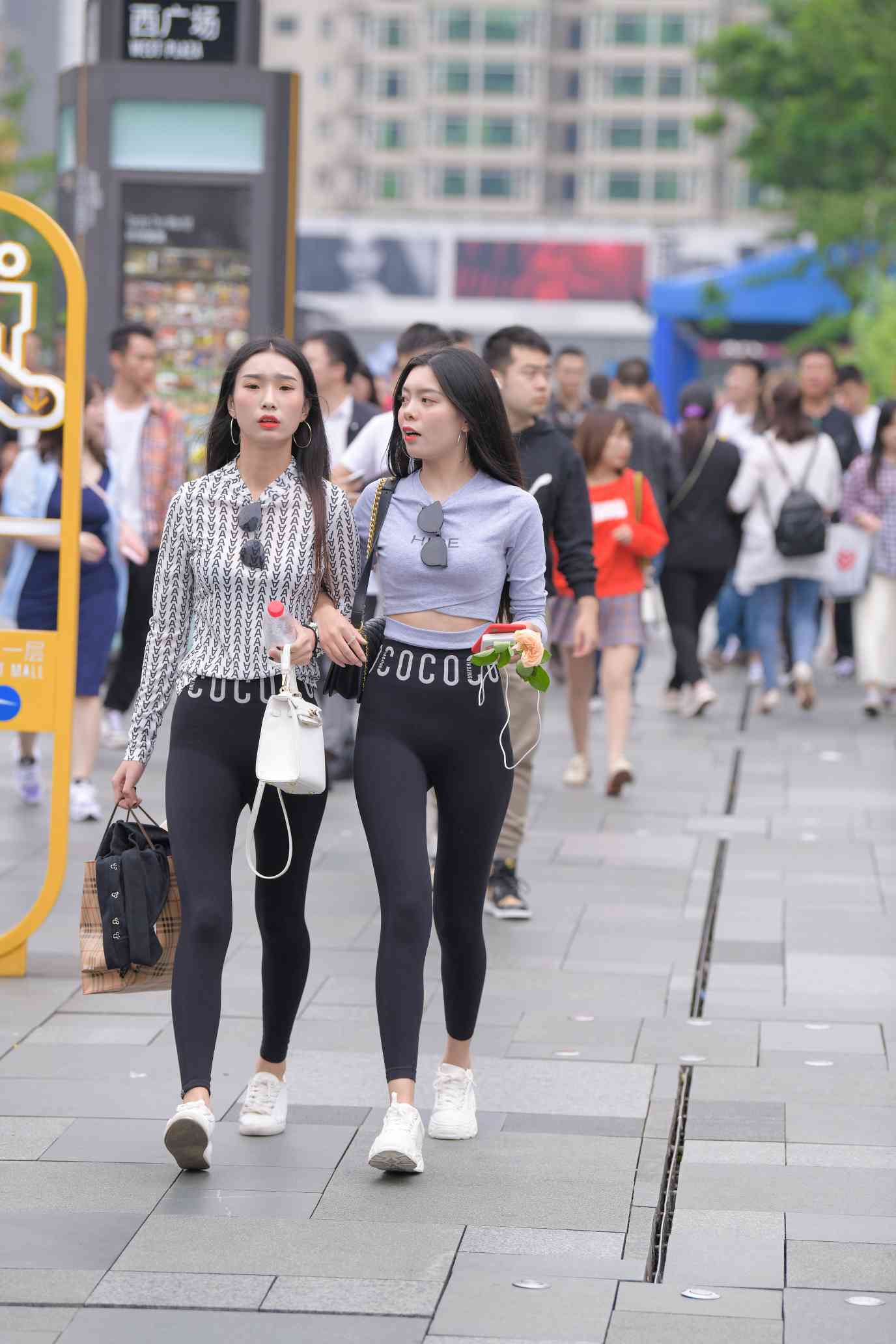 【免费】逛街的两个瑜伽裤姑娘【40P】04030-七七街拍