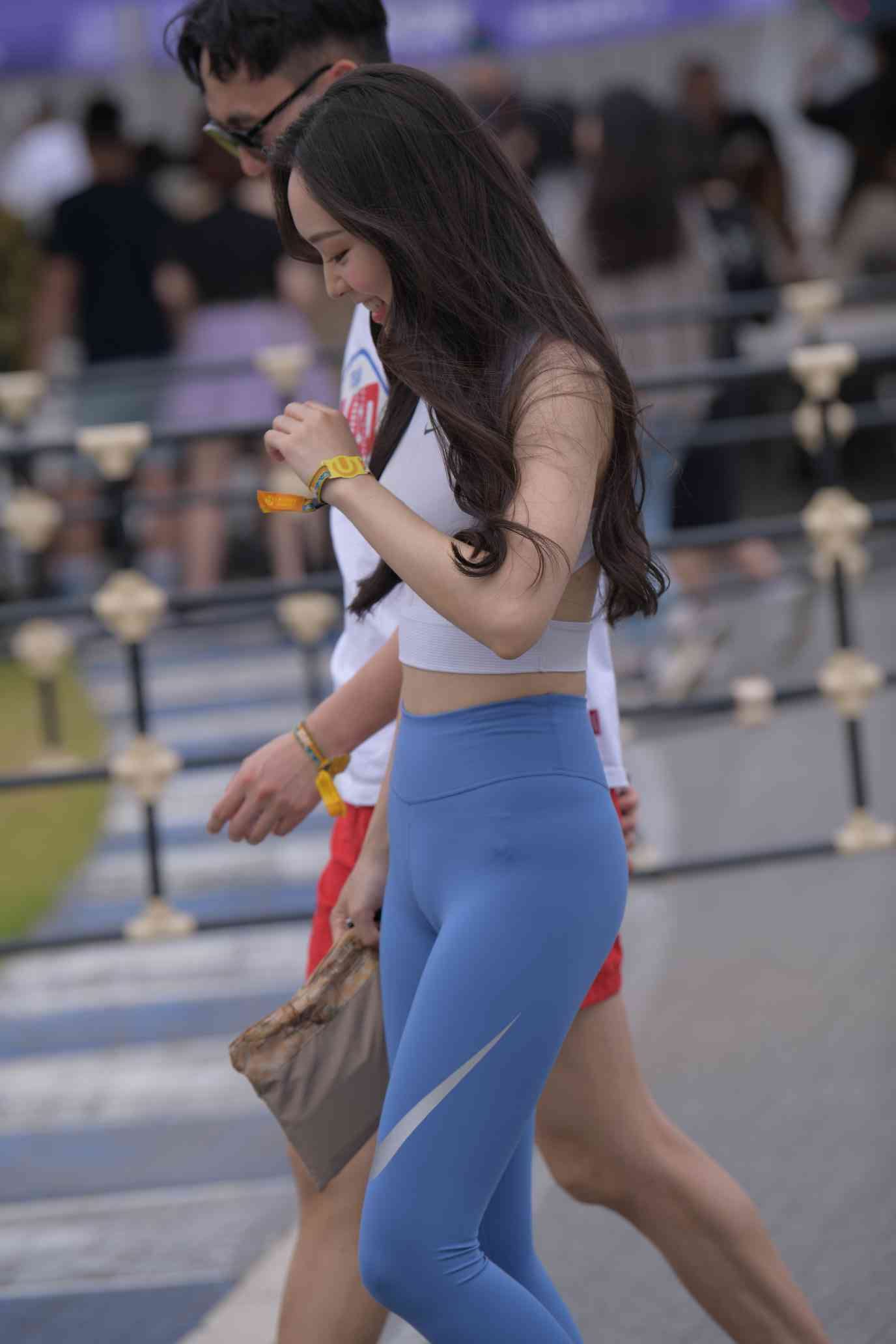 陪男朋友逛街的瑜伽裤女孩【74P】04034-七七街拍