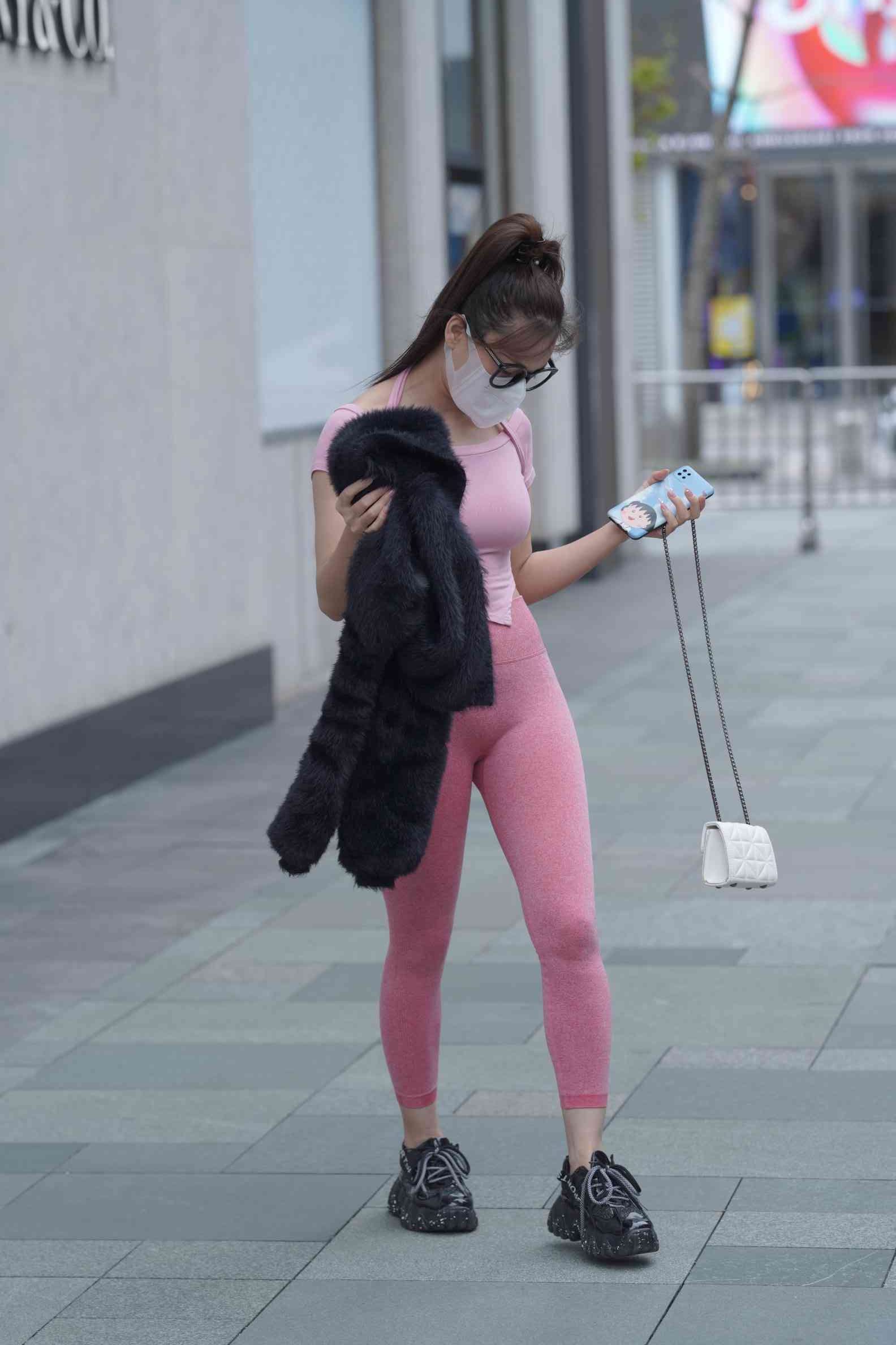 粉红色瑜伽裤的眼镜妹妹【93P】04019-七七街拍