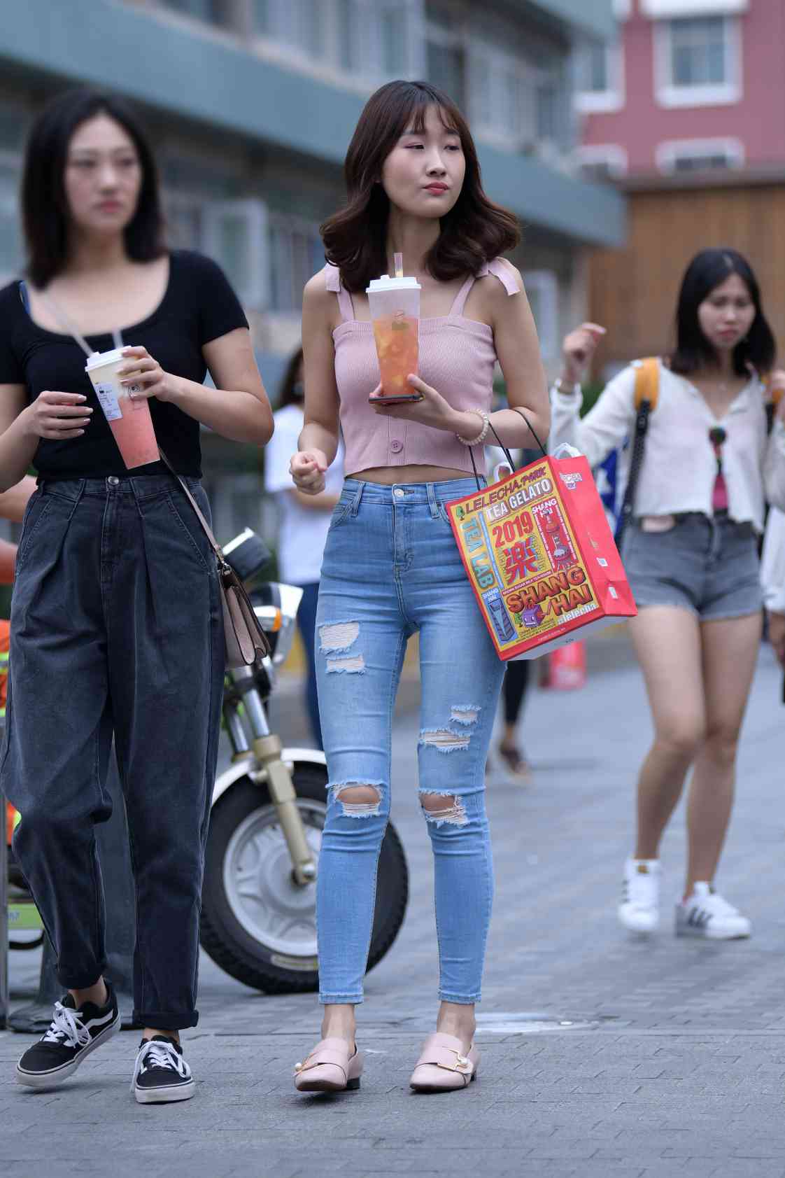 图片[2]-【免费】紧身牛仔裤女生【18P】04014-七七街拍