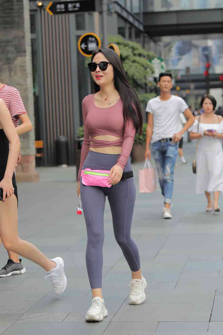 【免费】戴墨镜的时尚女孩【57P】04024-七七街拍