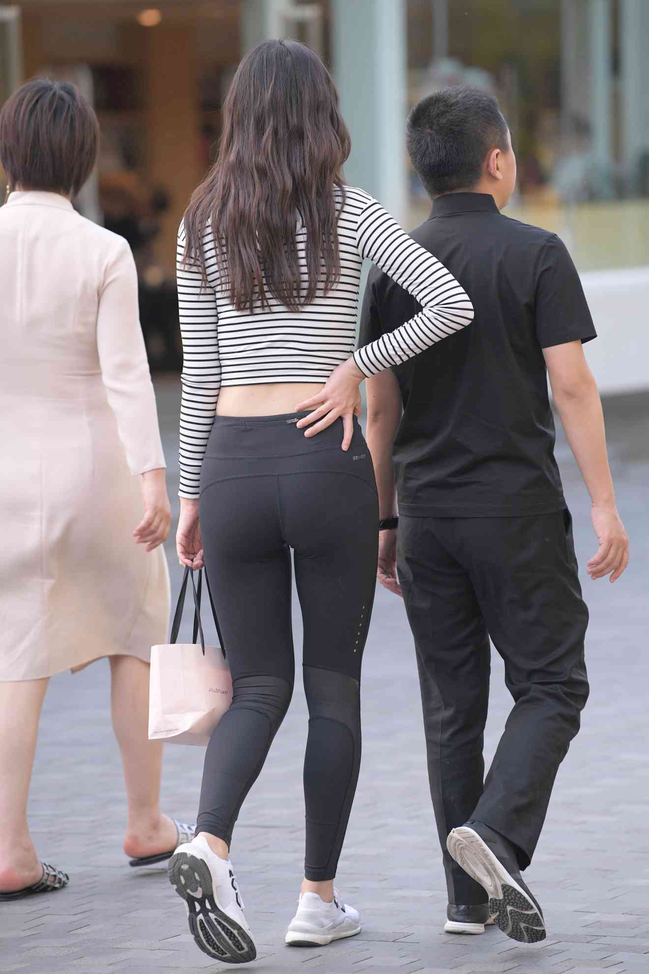 图片[3]-【免费】逛街的瑜伽裤女人【23P】04033-七七街拍