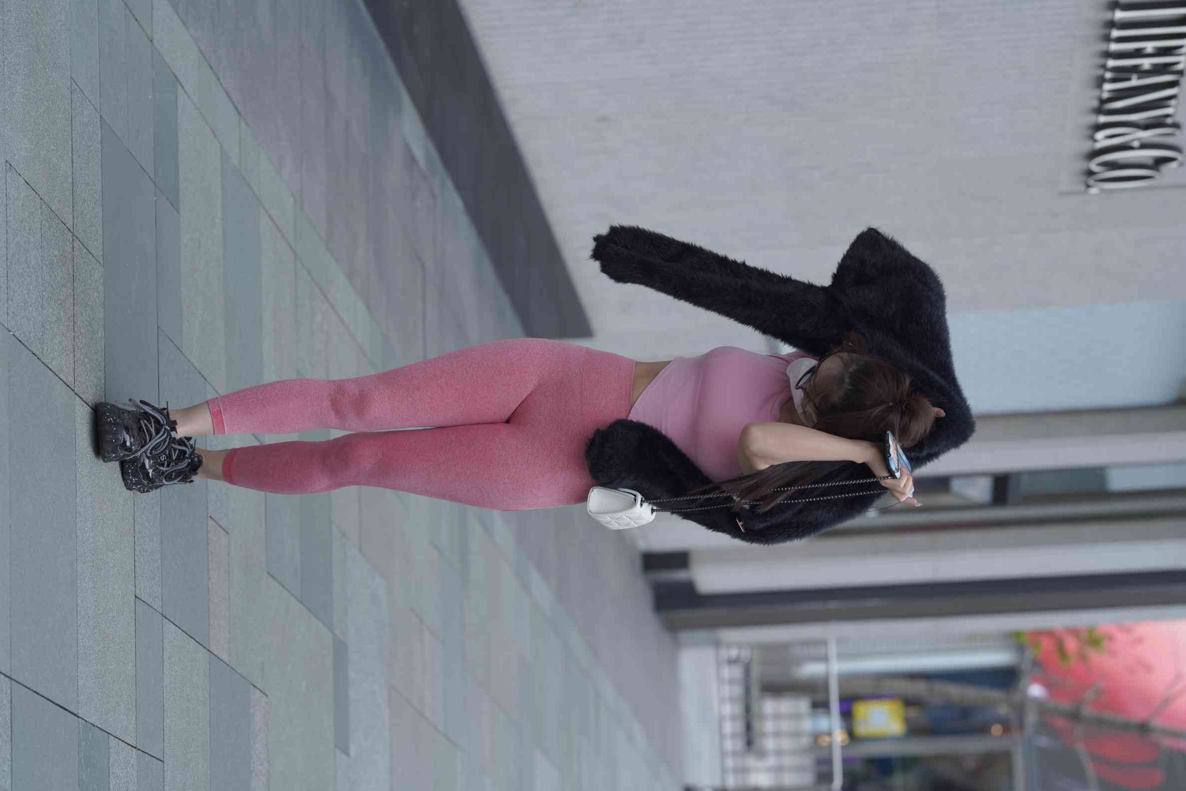 图片[2]-粉红色瑜伽裤的眼镜妹妹【93P】04019-七七街拍