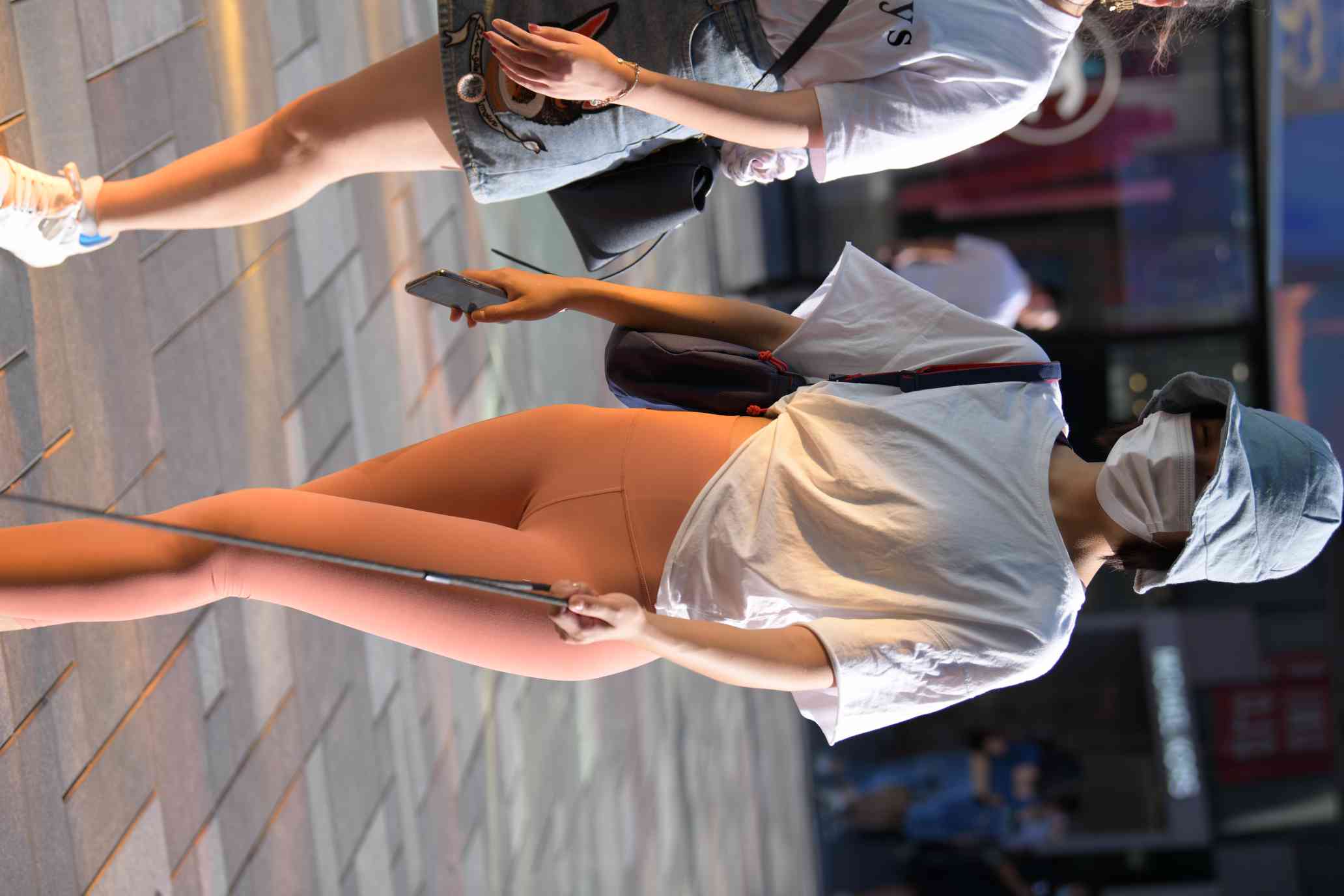 图片[2]-【免费】遛狗的瑜伽裤女人【60P】04031-七七街拍