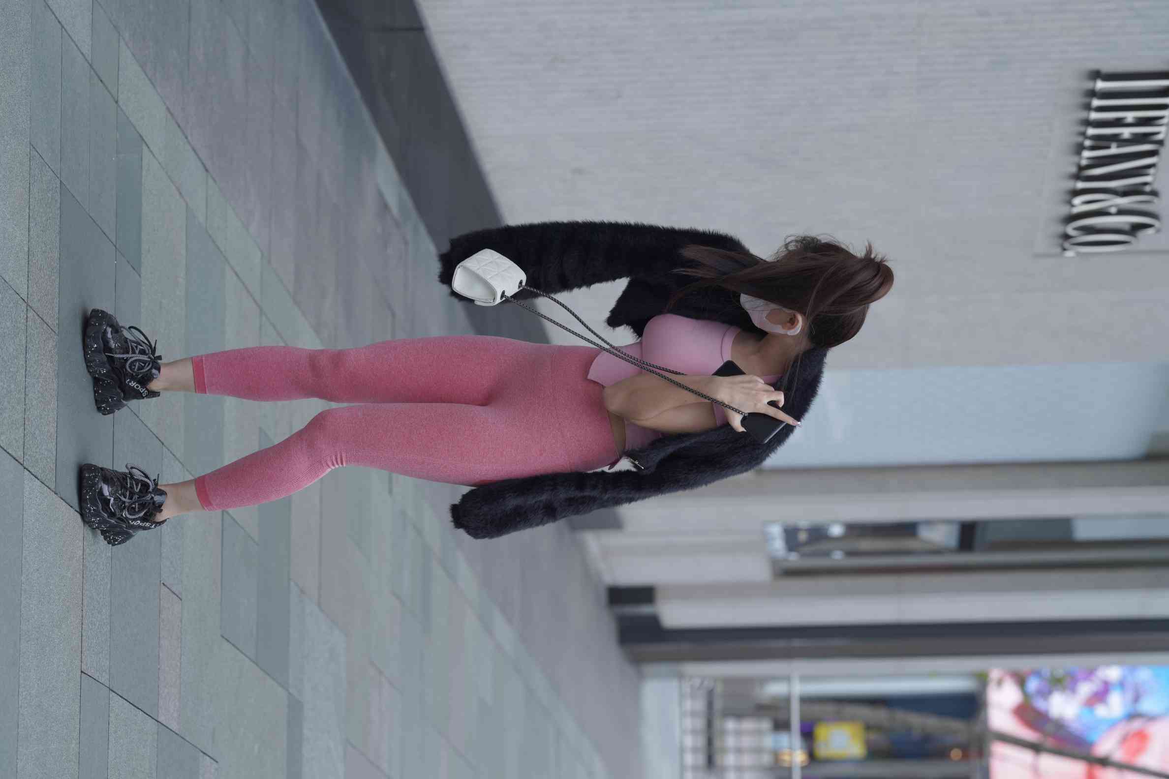 图片[3]-粉红色瑜伽裤的眼镜妹妹【93P】04019-七七街拍