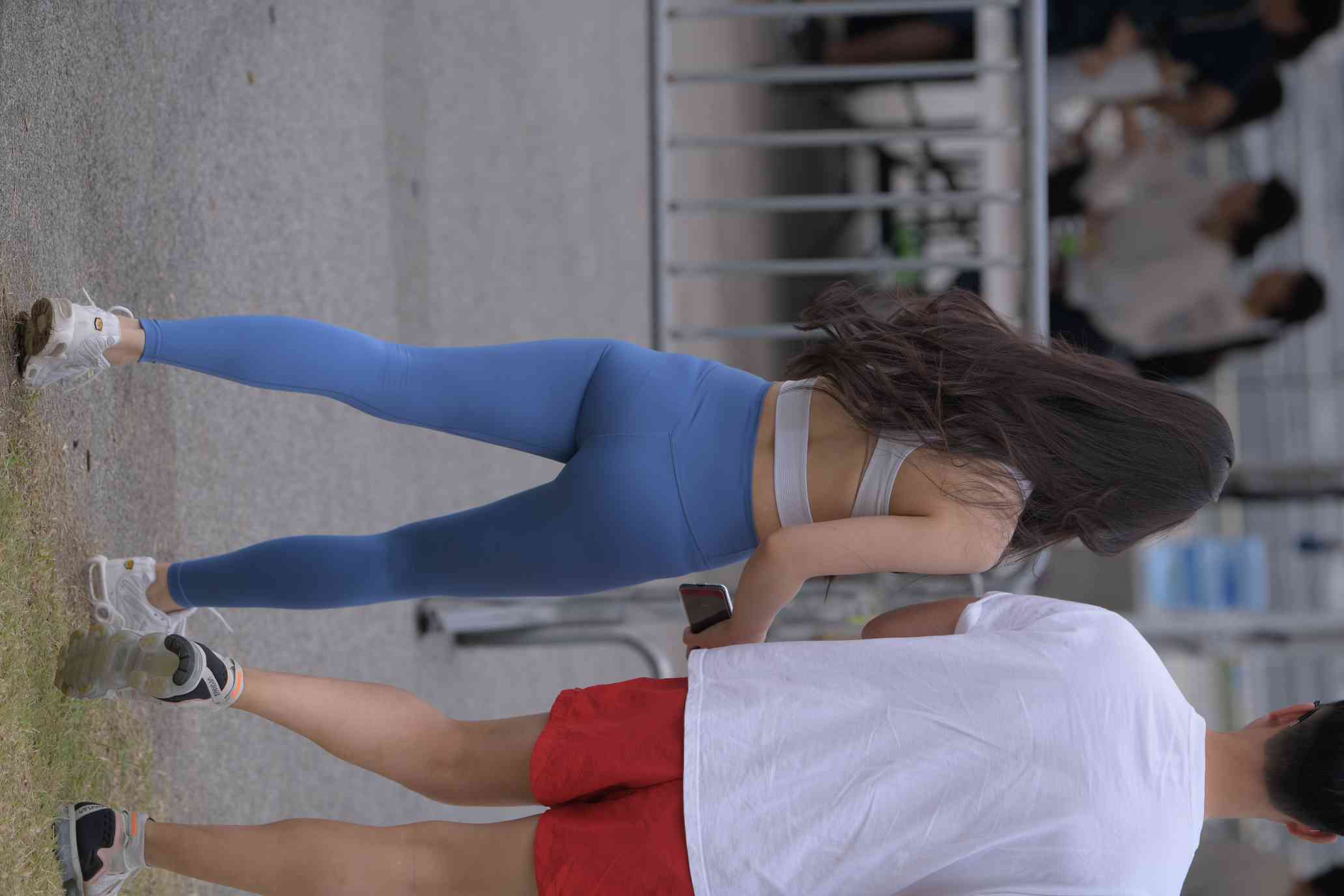 图片[3]-陪男朋友逛街的瑜伽裤女孩【74P】04034-七七街拍