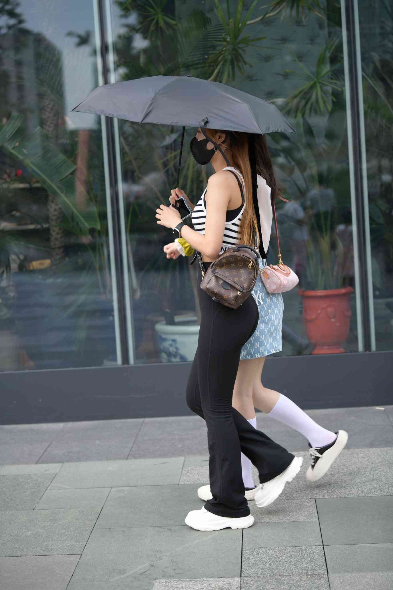 图片[2]-打伞的瑜伽裤姑娘【93P】04032-七七街拍
