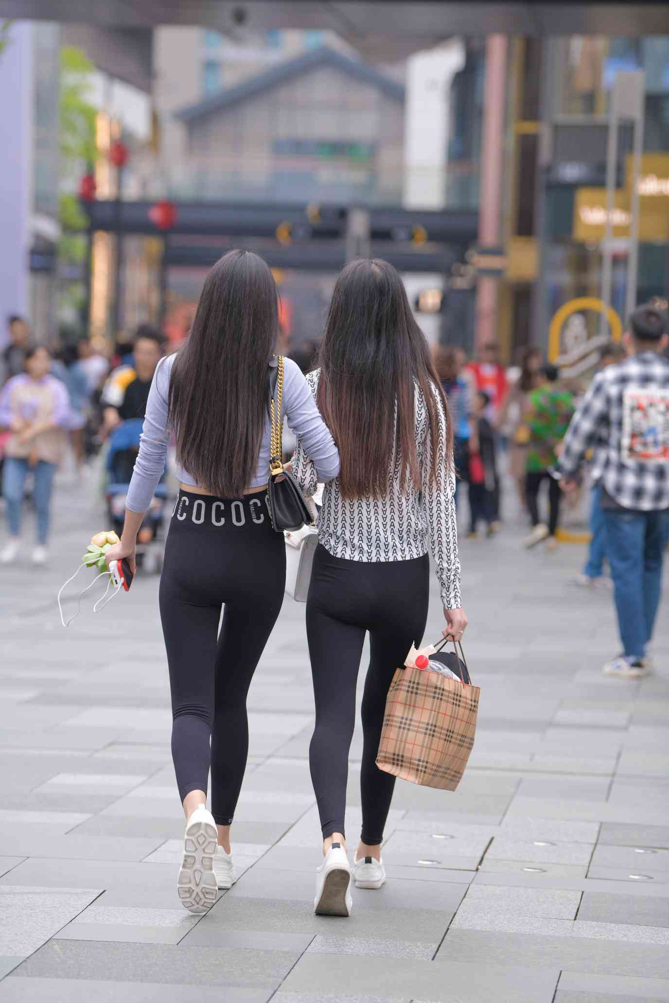图片[4]-【免费】逛街的两个瑜伽裤姑娘【40P】04030-七七街拍