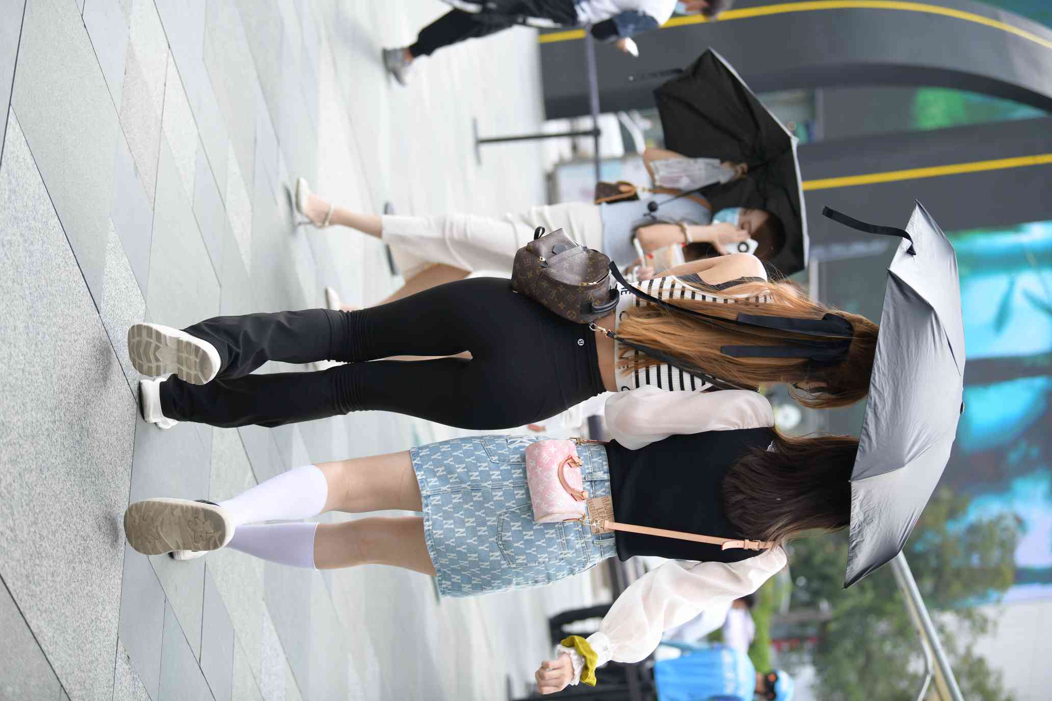 图片[3]-打伞的瑜伽裤姑娘【93P】04032-七七街拍