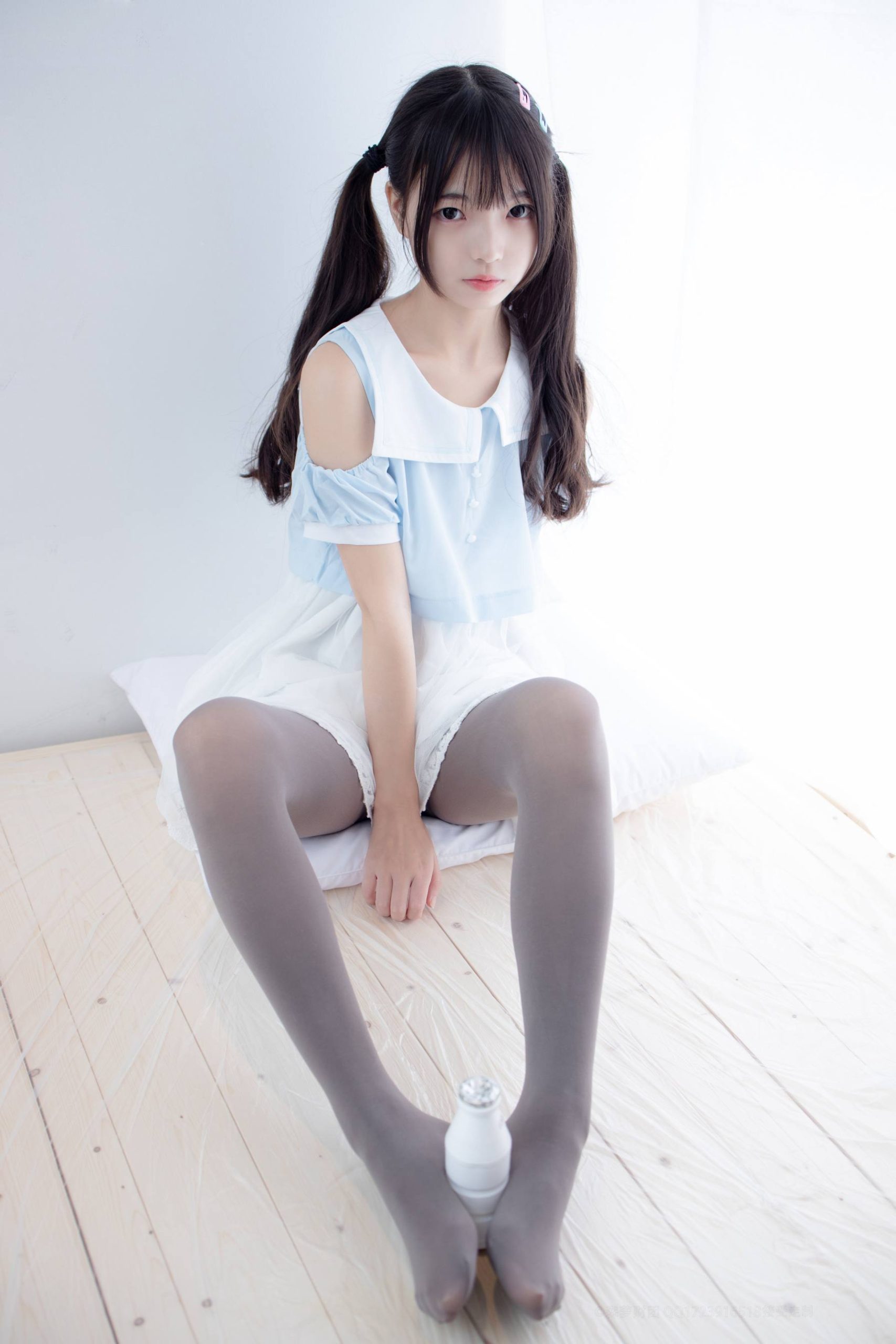 超级甜美的灰丝小姑娘【86P】20005-七七街拍