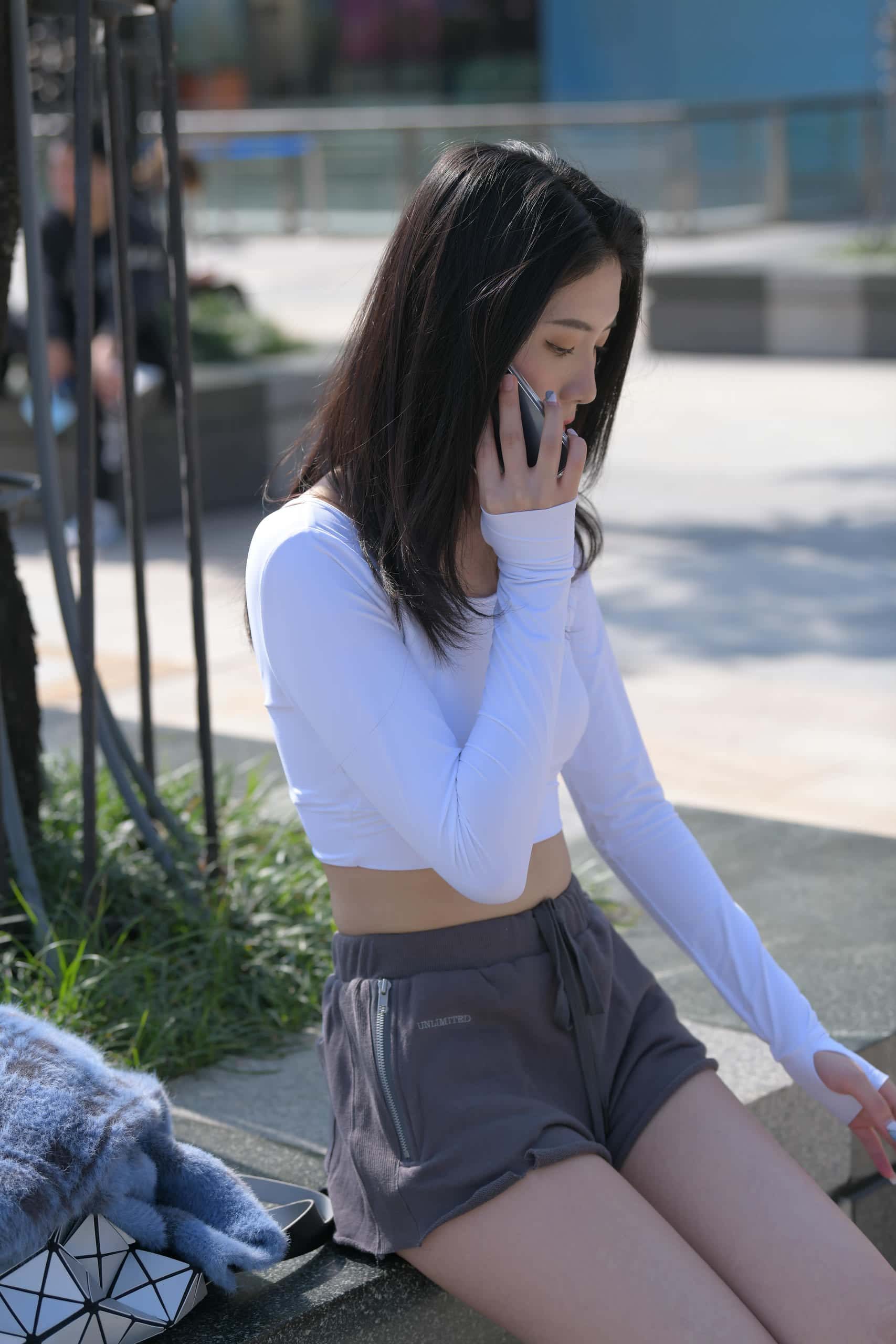 公园散步的灰色热裤妹子【620P】JP4112-七七街拍