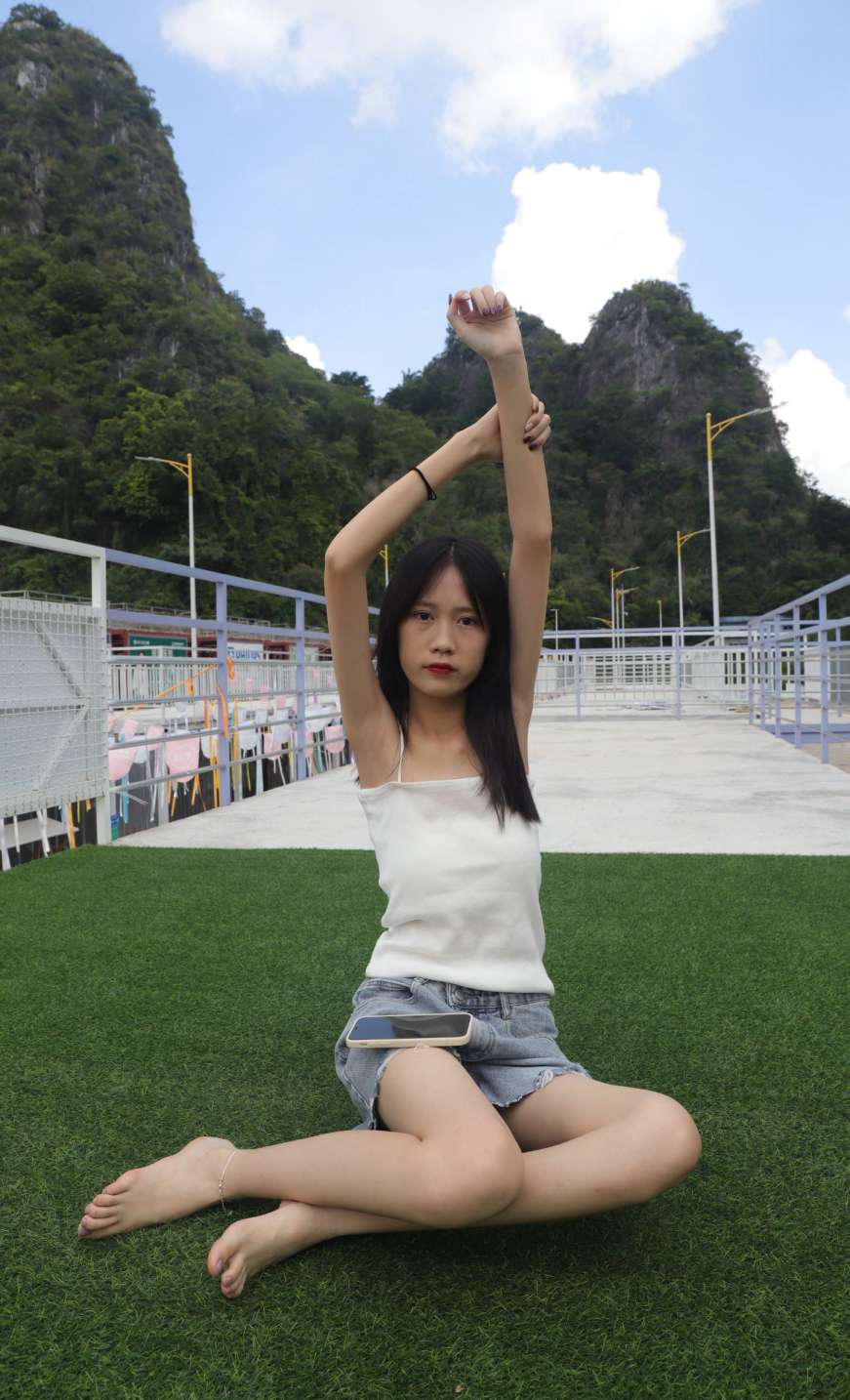 图片[3]-坐在草地上的长发女孩【172P】20012-七七街拍