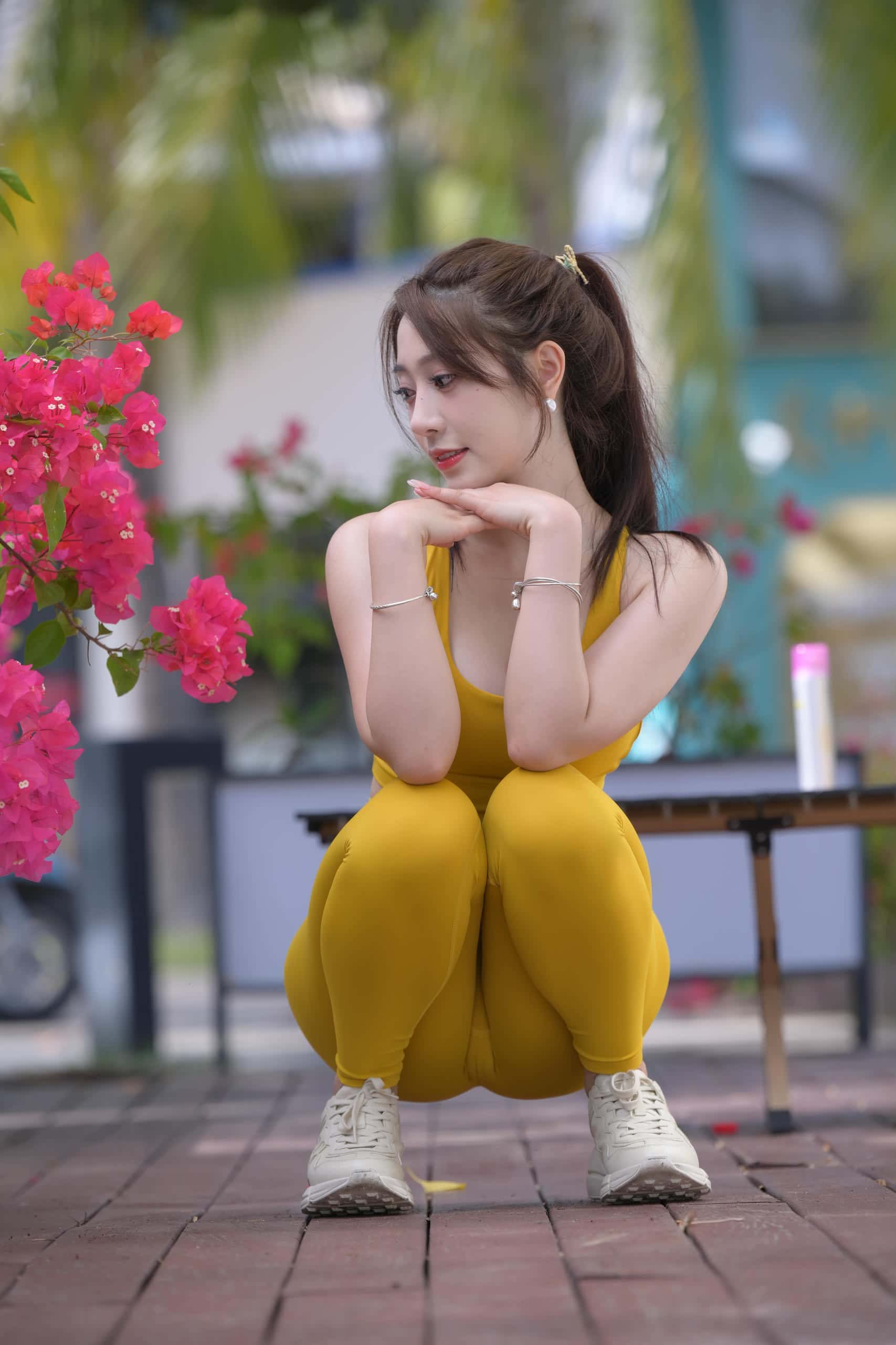 长相甜美的瑜伽裤女孩【695P】DM6305-七七街拍