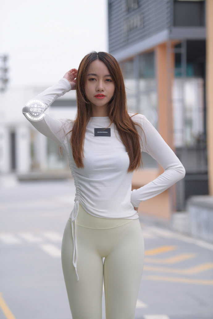 漂亮的白色瑜伽裤女孩 J1441 696P1V-21.4GB-七七街拍