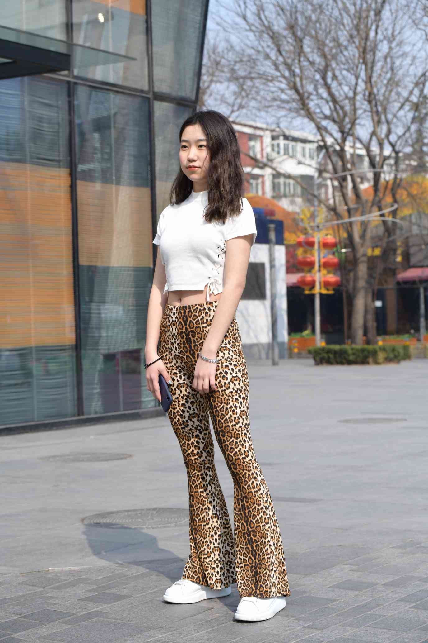 豹纹紧身裤小姑娘【339P】04026-七七街拍