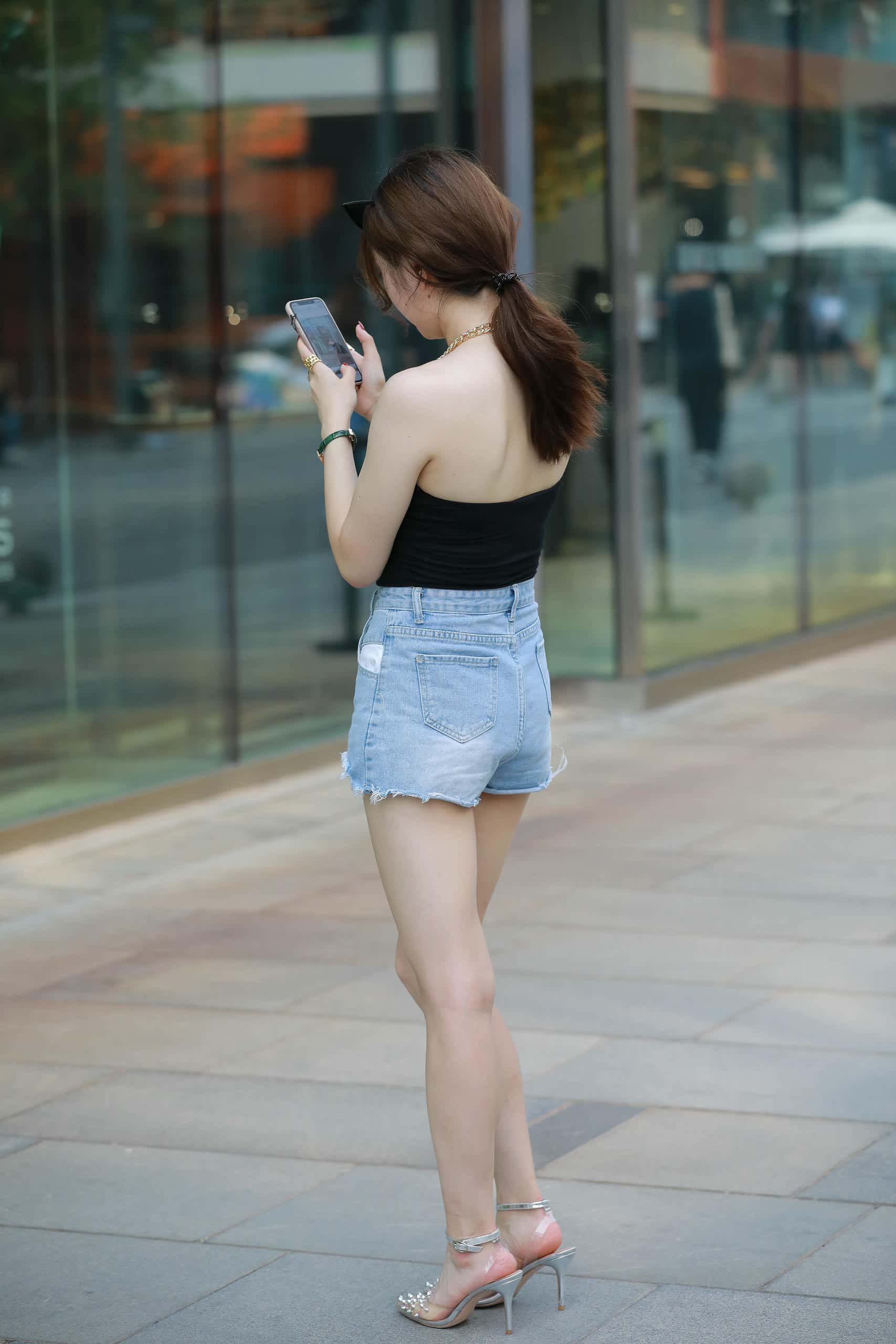 蓝色热裤白嫩香肩【169P】J4790-七七街拍