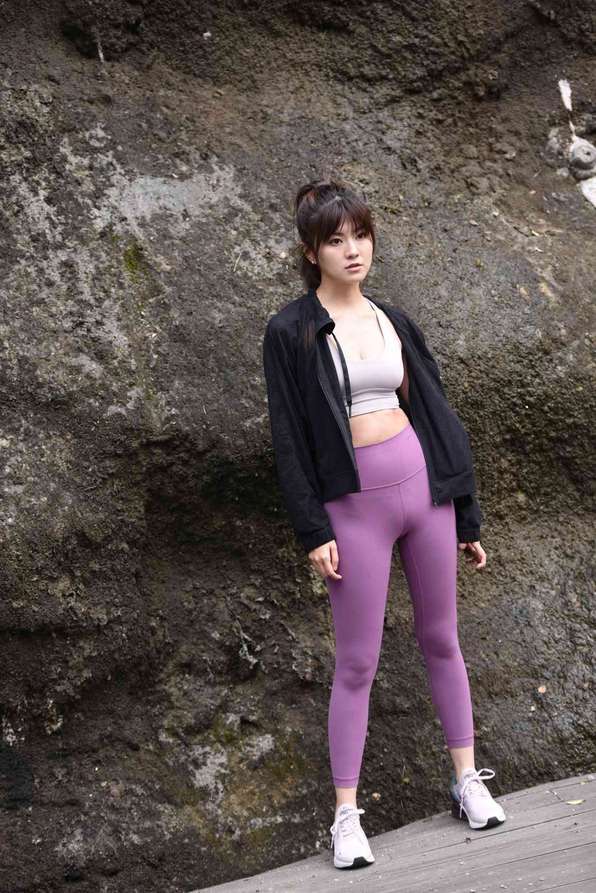 图片[3]-香芋色瑜伽裤高马尾女孩【111P】04039-七七街拍