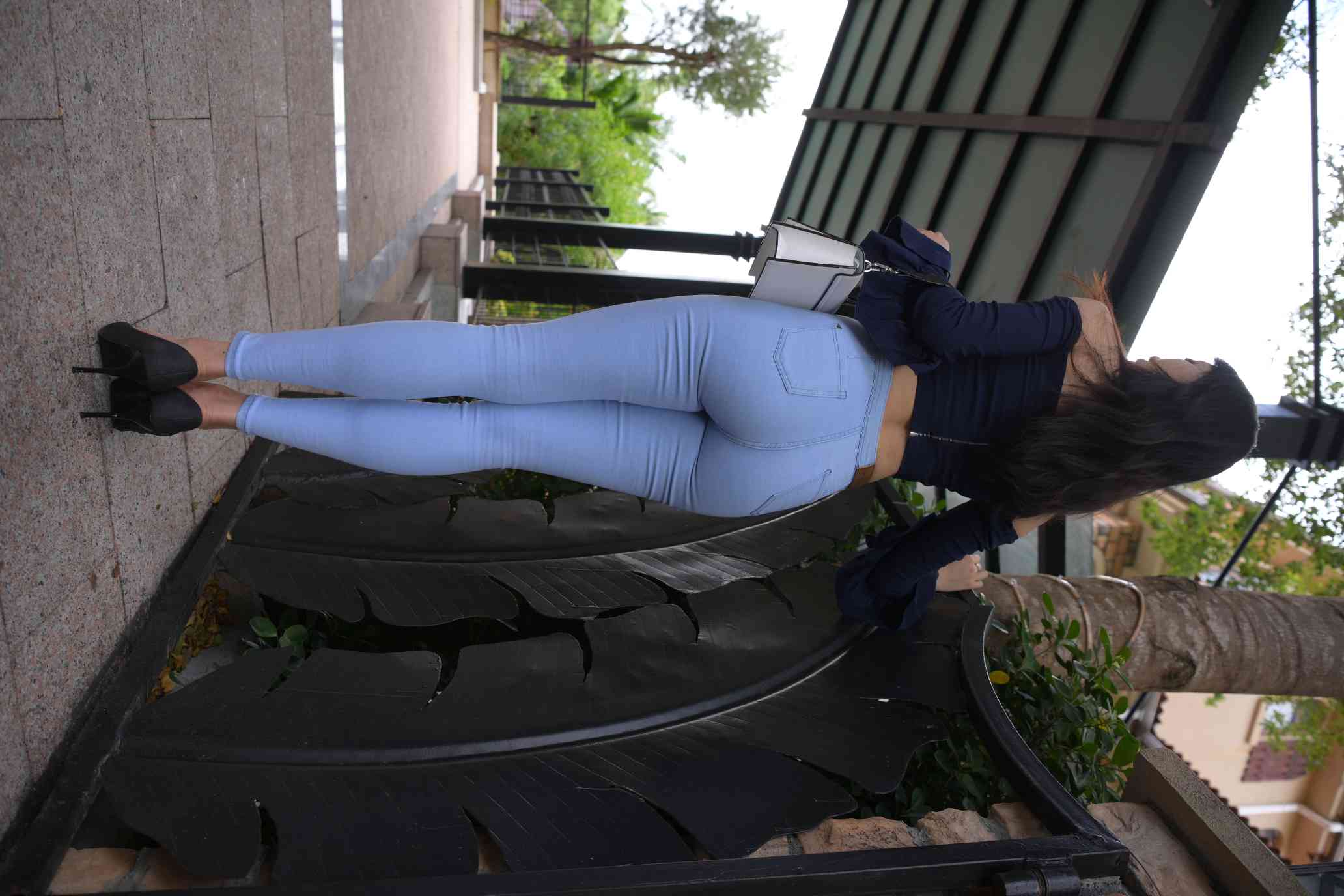 图片[3]-紧身牛仔裤女生【1127P】04027-七七街拍