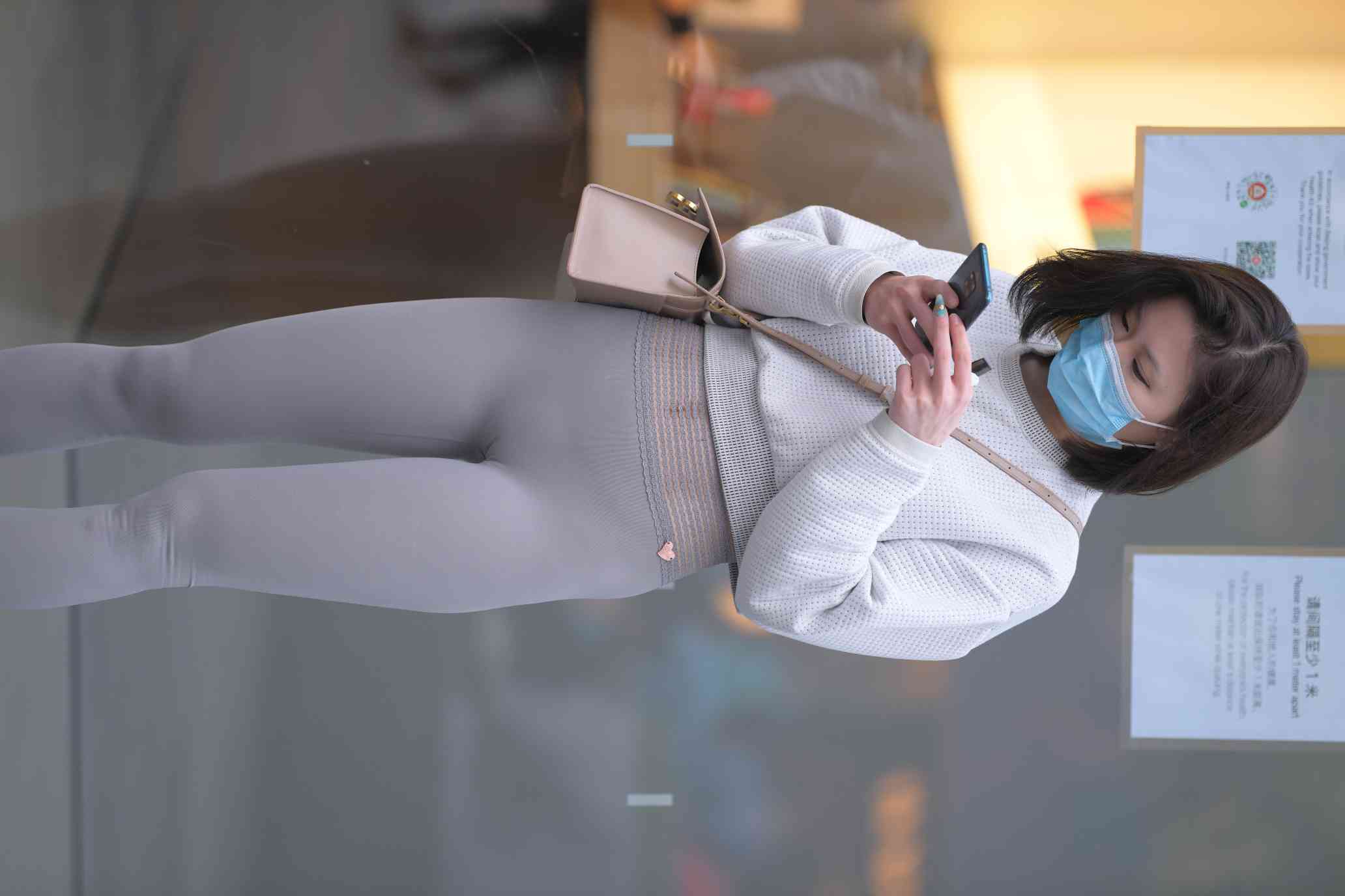 图片[2]-身材很好的短发瑜伽裤姑娘【157P】04015-七七街拍