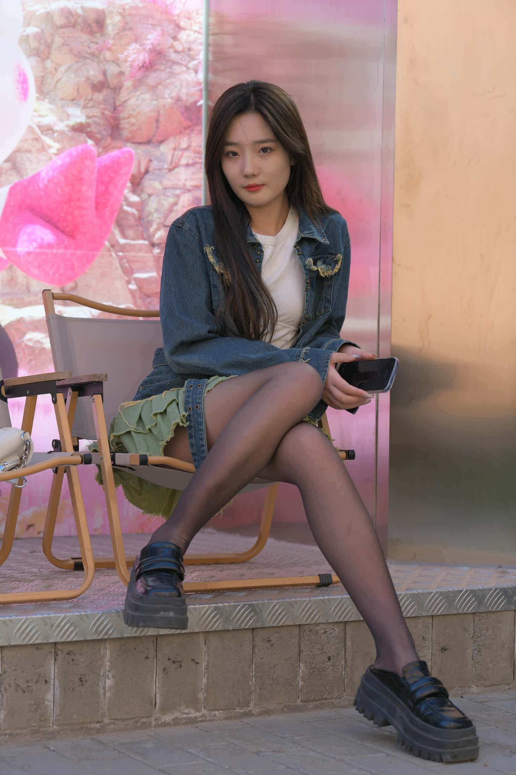 黑丝牛仔裙妹子，长得太标志了【750P】J3414-七七街拍