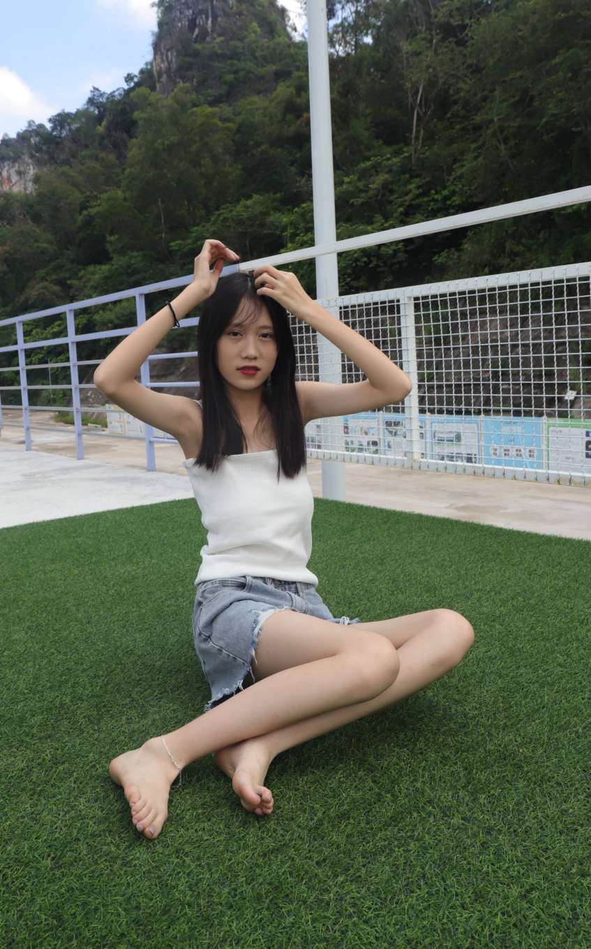 图片[4]-坐在草地上的长发女孩【172P】20012-七七街拍
