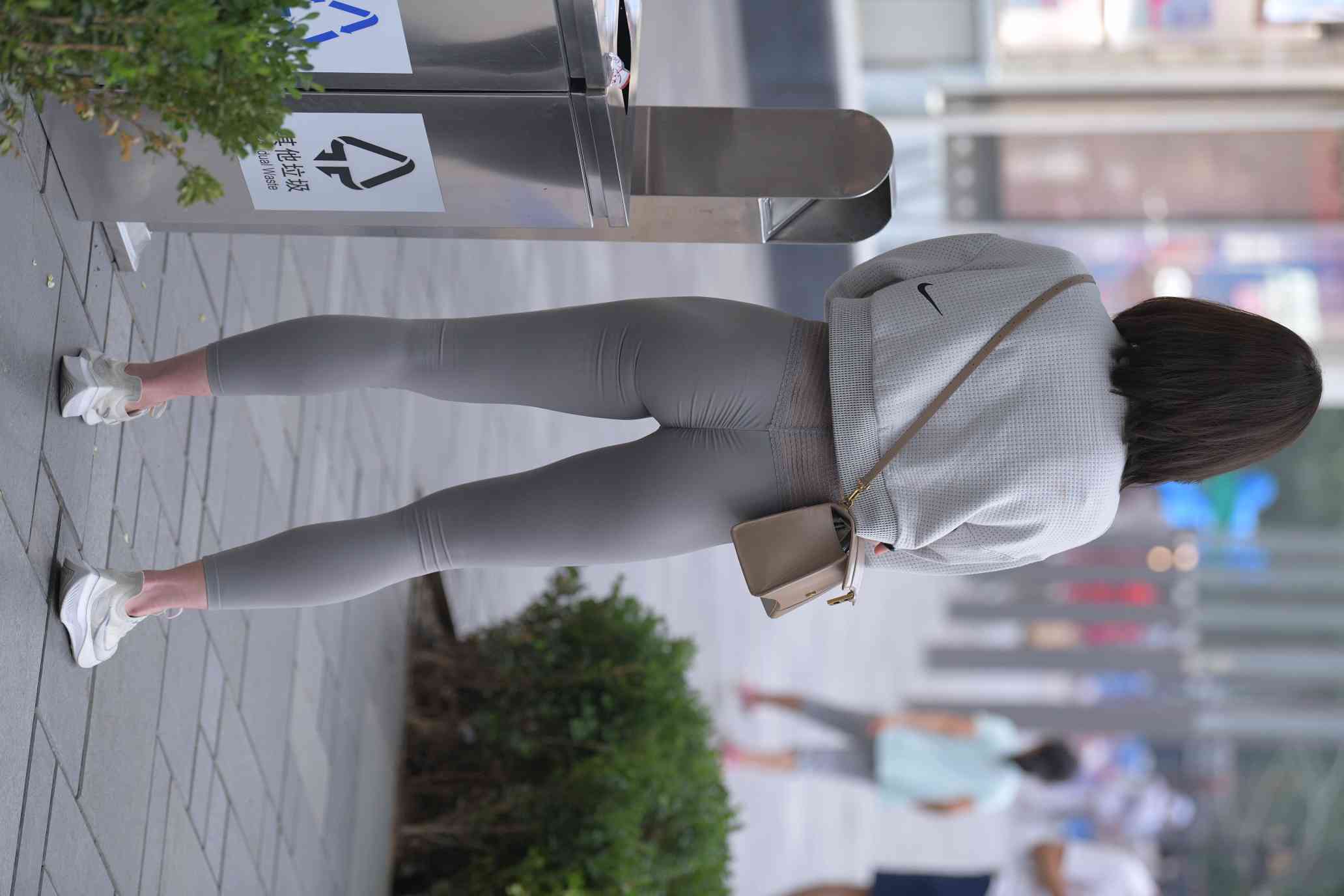 图片[4]-身材很好的短发瑜伽裤姑娘【157P】04015-七七街拍