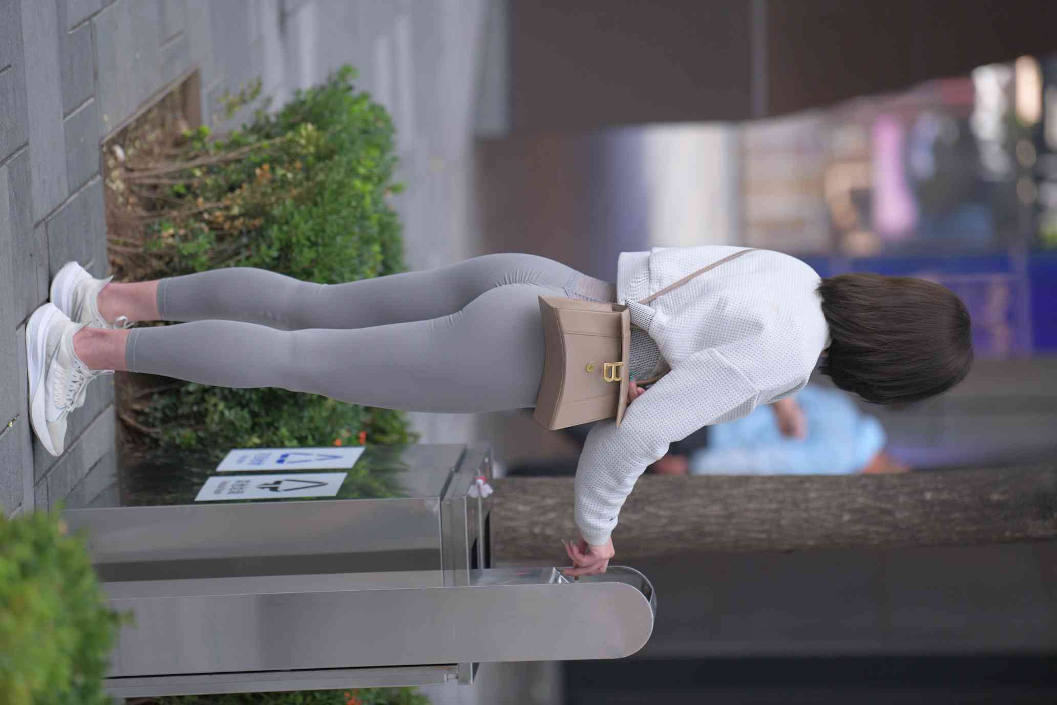 图片[5]-身材很好的短发瑜伽裤姑娘【157P】04015-七七街拍