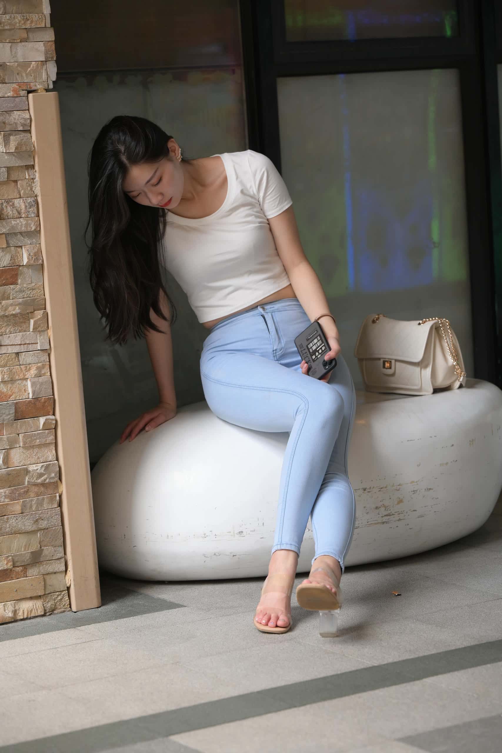 正在逛街的紧身牛仔裤女孩【1112P】J5110-七七街拍