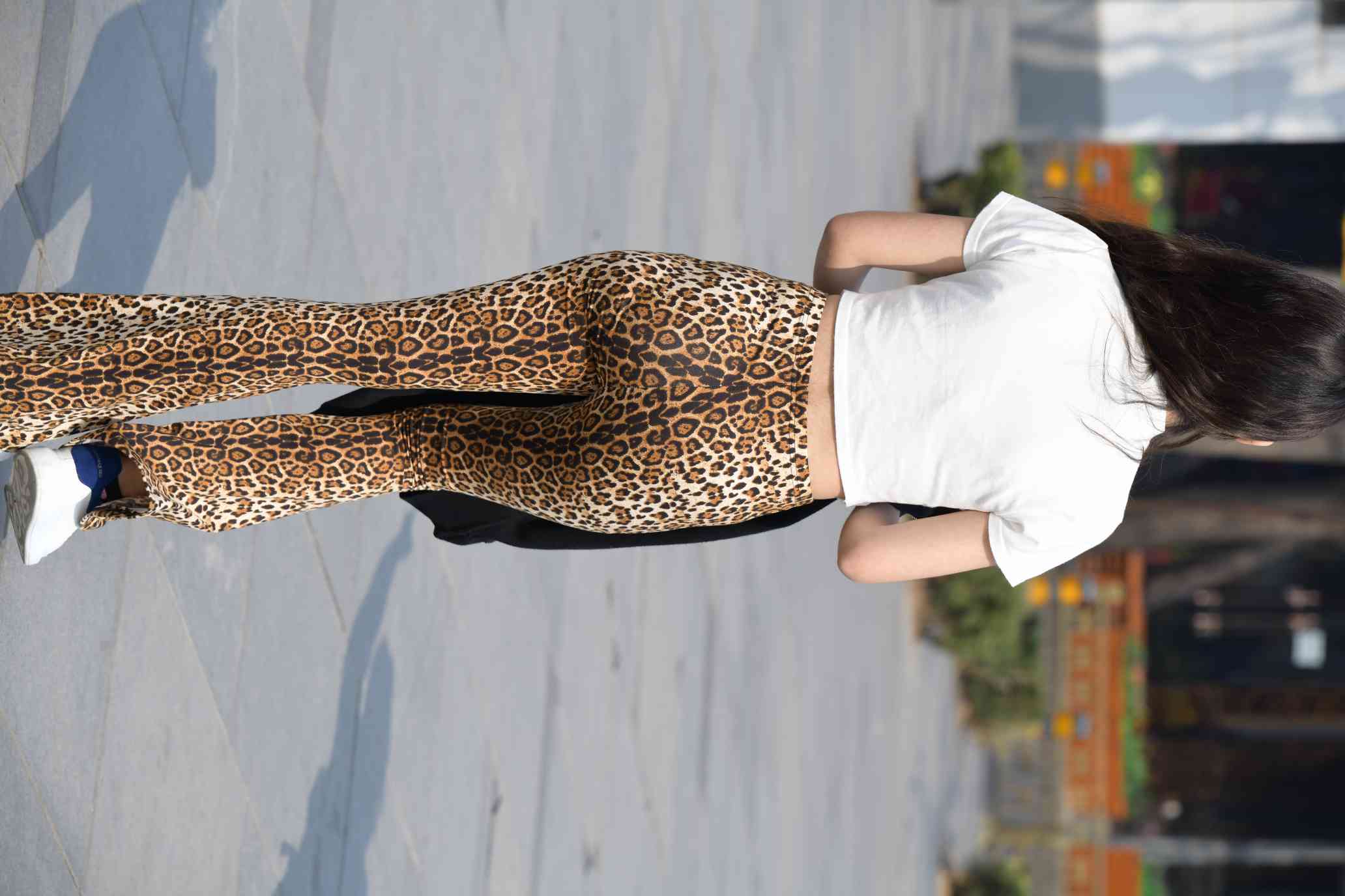 图片[2]-豹纹紧身裤小姑娘【339P】04026-七七街拍