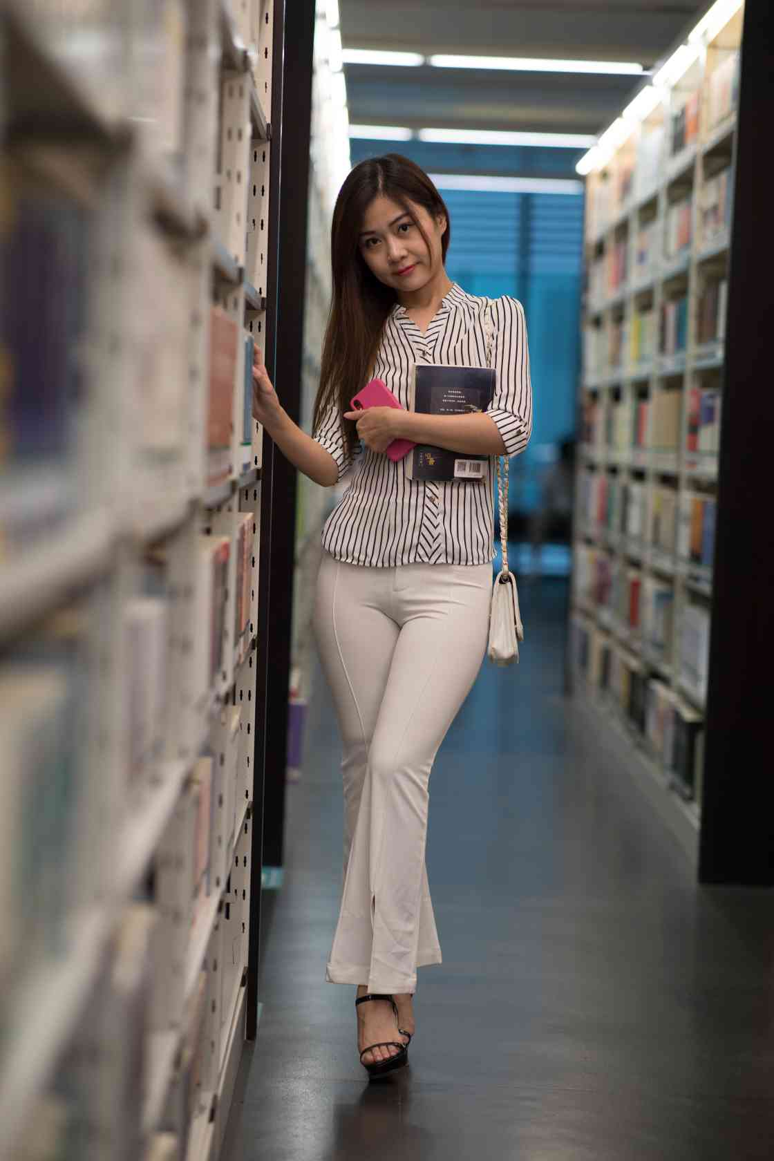 图片[5]-逛书店的白色紧身裤女孩【450P】04040-七七街拍