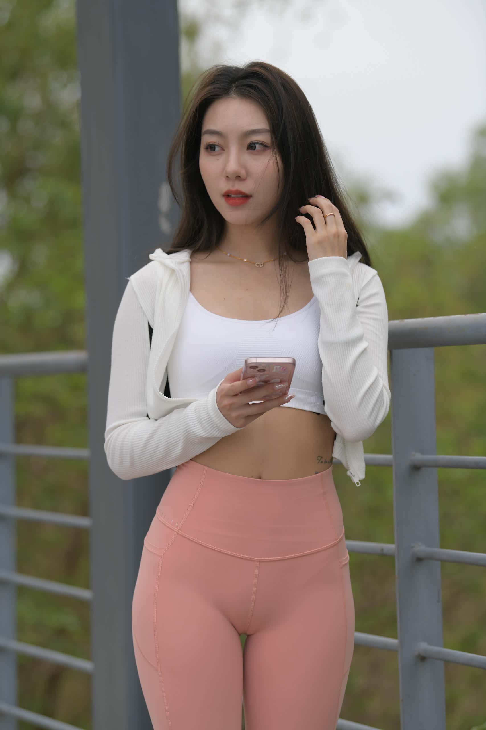 粉色瑜伽裤长发女孩【673P】J3373-七七街拍