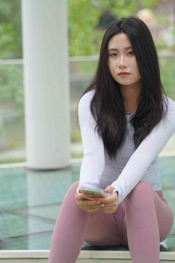 图片[2]-坐在草地玩手机的瑜伽姑娘【733P】04012-七七街拍