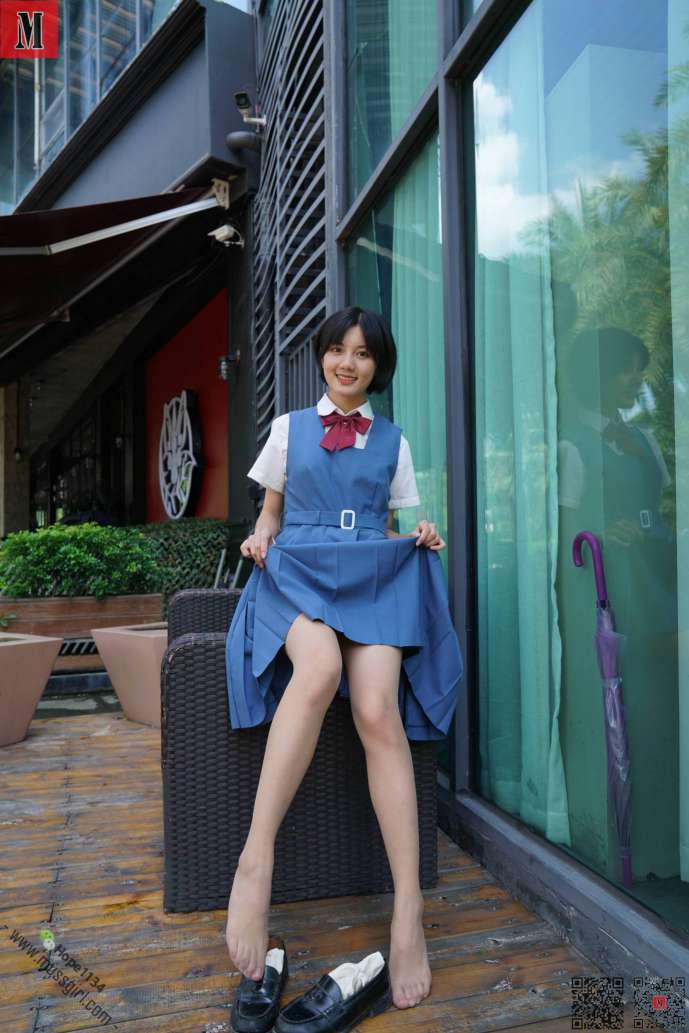 一副学生模样的短发姑娘【112P】20023-七七街拍