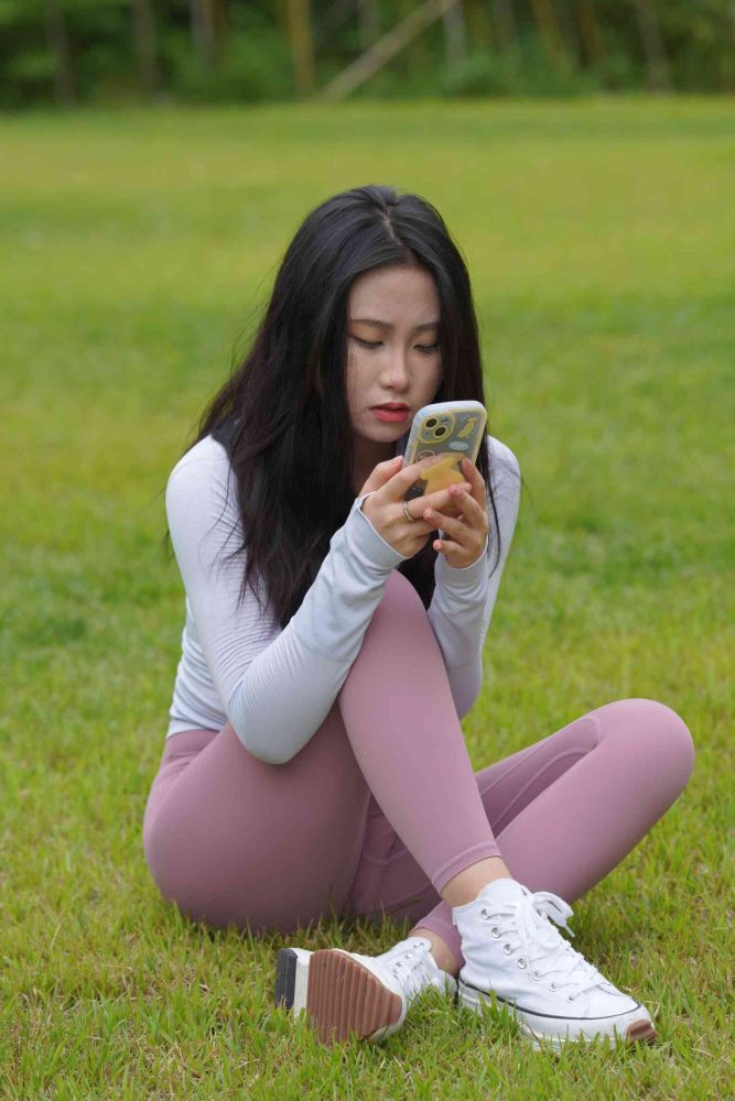 坐在草地玩手机的瑜伽姑娘【733P】04012-七七街拍