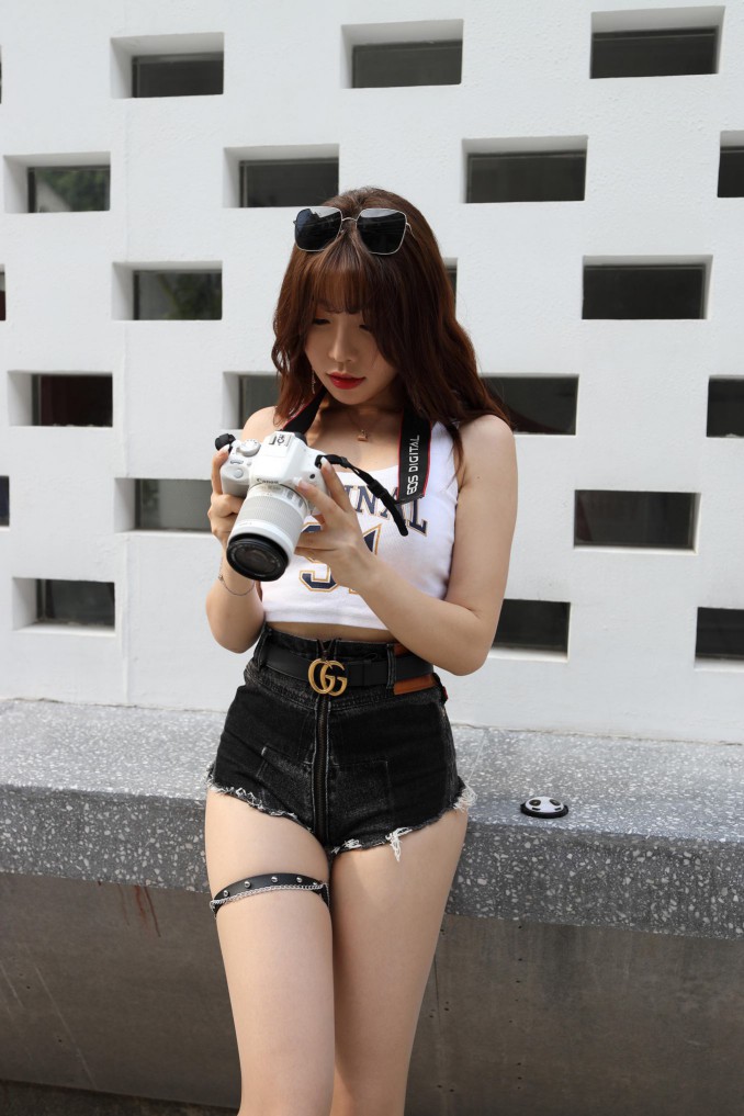 图片[4]-在户外玩单反相机的牛仔热裤女孩【450MB】00032-七七街拍