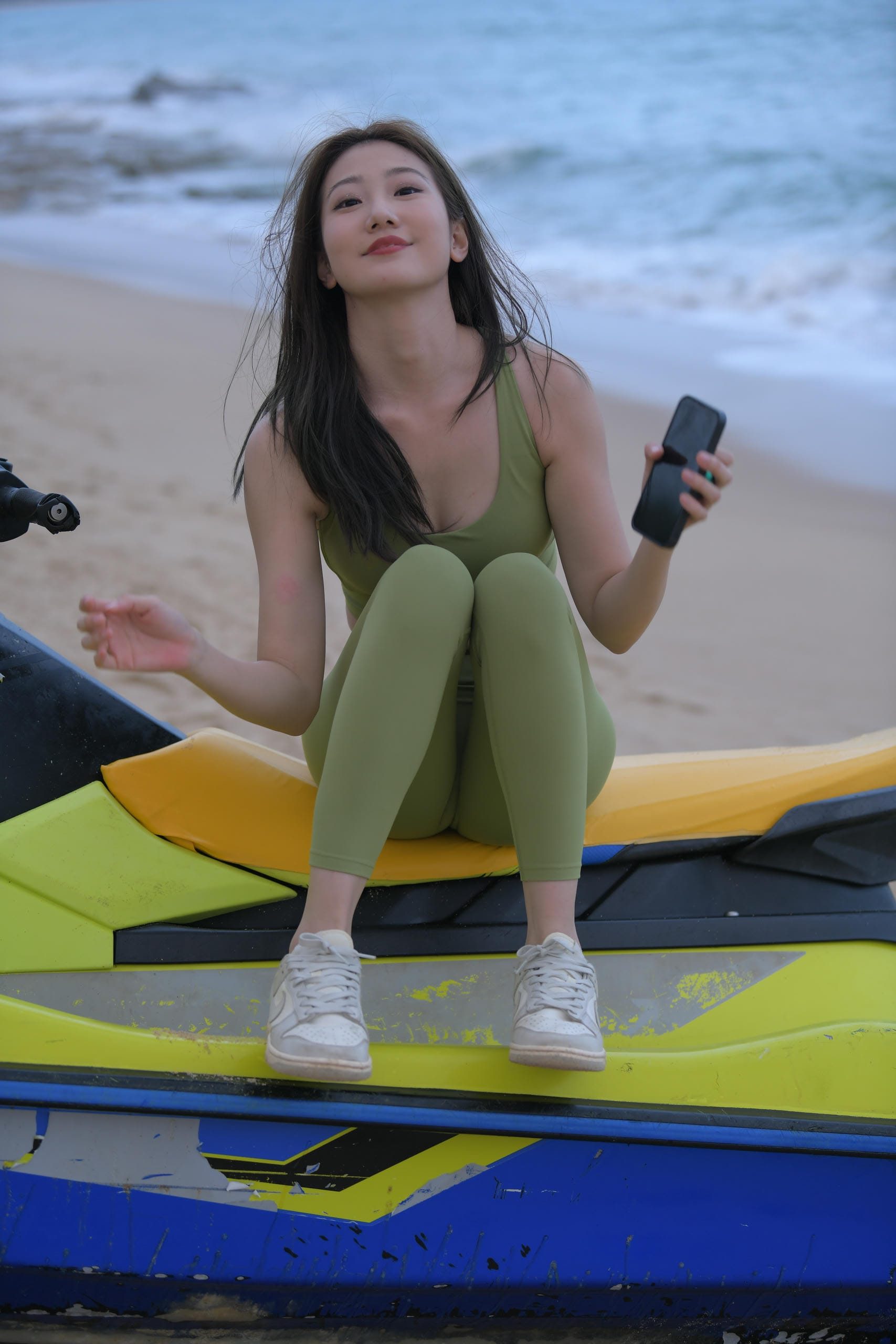 在草地上的瑜伽裤女孩【631P】J6261-七七街拍