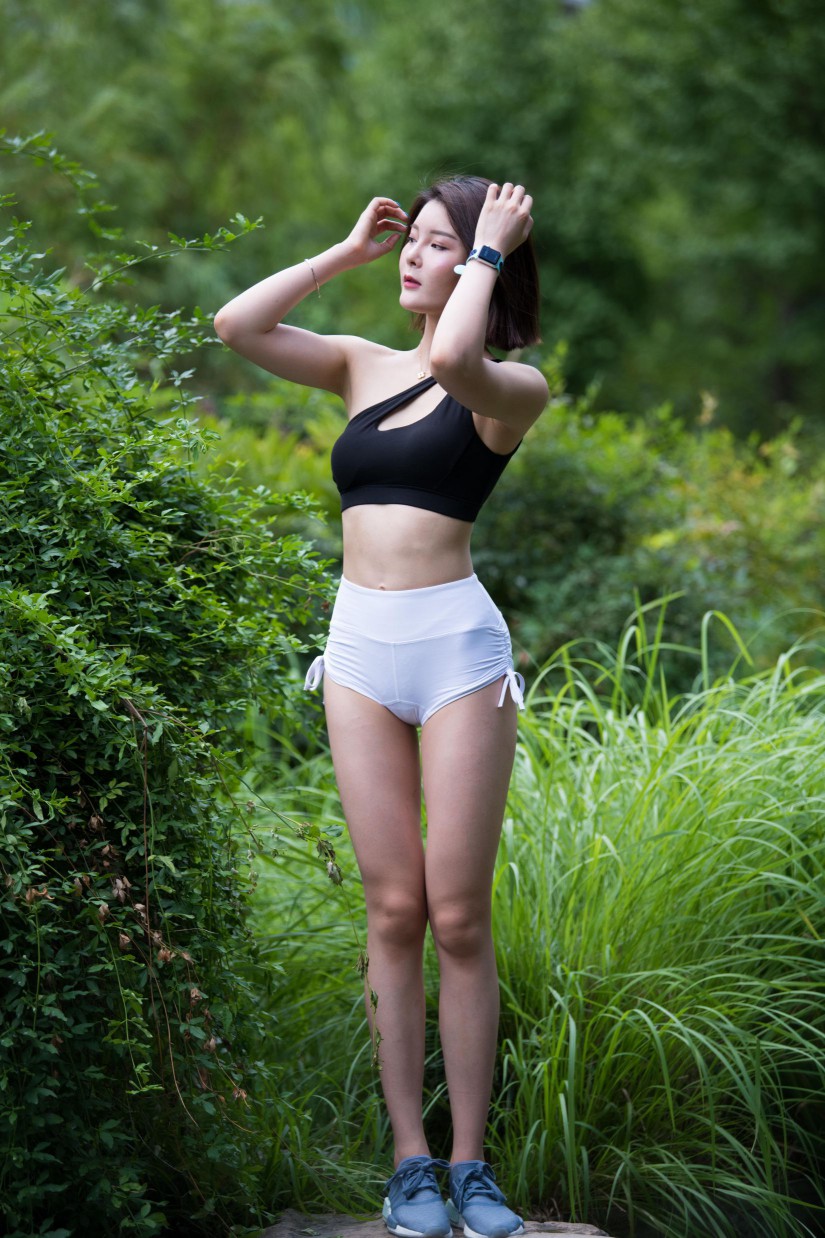 图片[5]-在户外玩耍的白色短裤漂亮姑娘【239P】00061-七七街拍