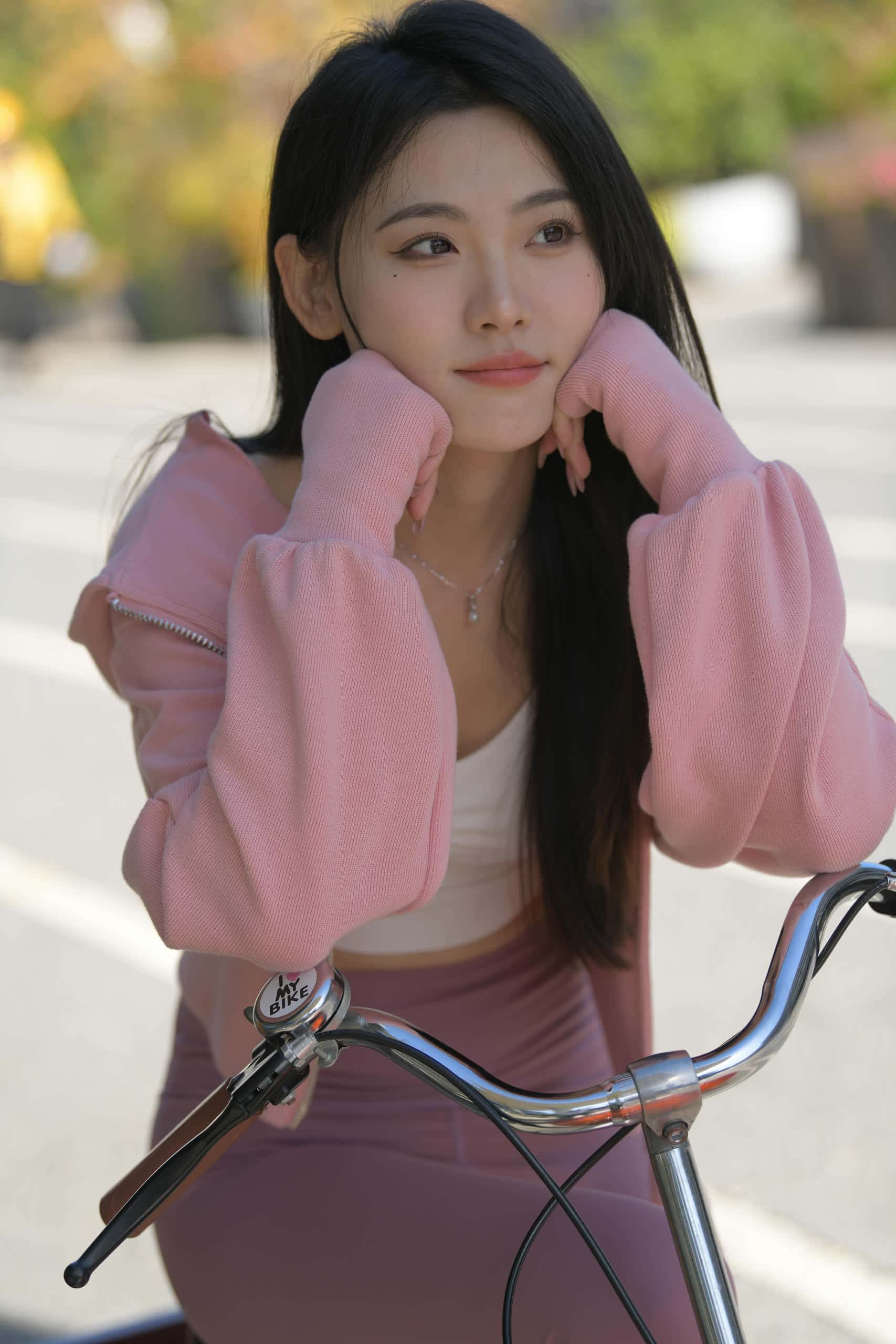 在外面拍照的粉色系女孩【653P】J6238-七七街拍