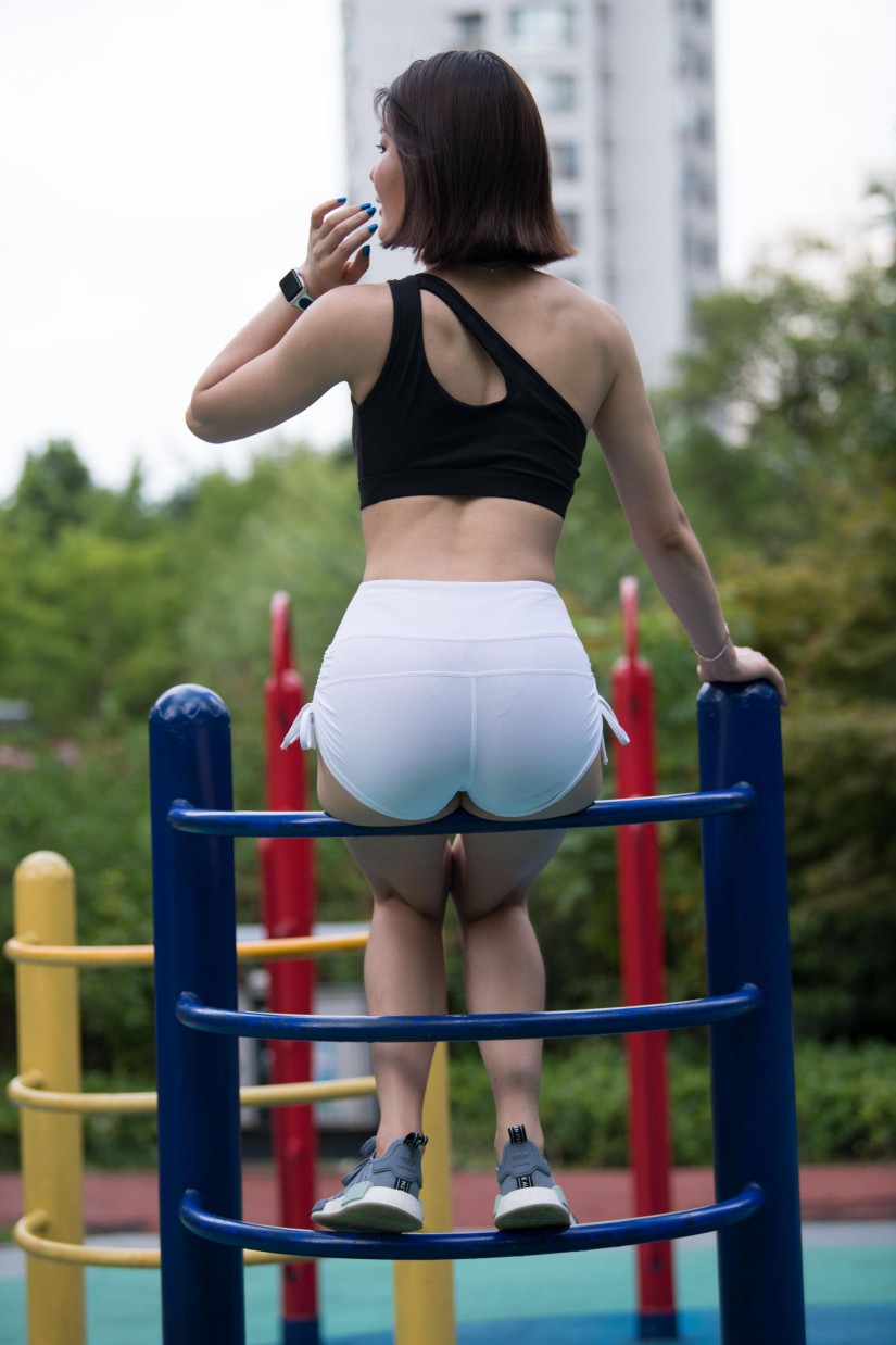 图片[6]-在户外玩耍的白色短裤漂亮姑娘【239P】00061-七七街拍