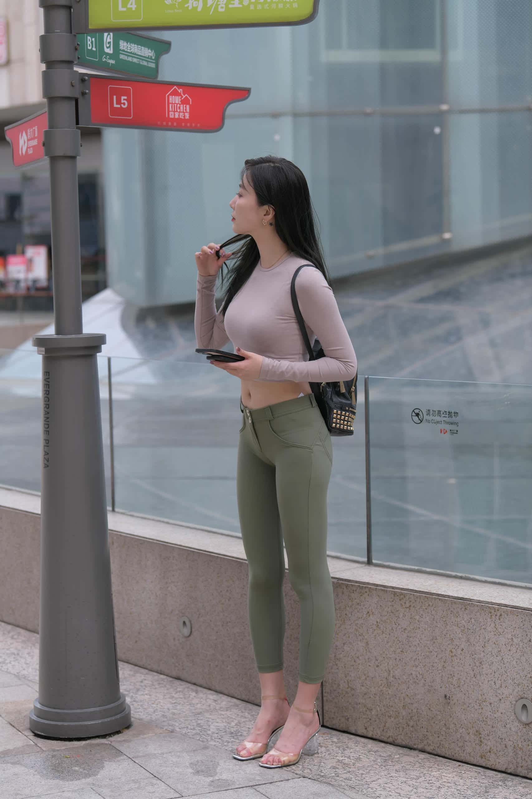 紧身牛仔裤身材很好的女人【529P】J2060-七七街拍