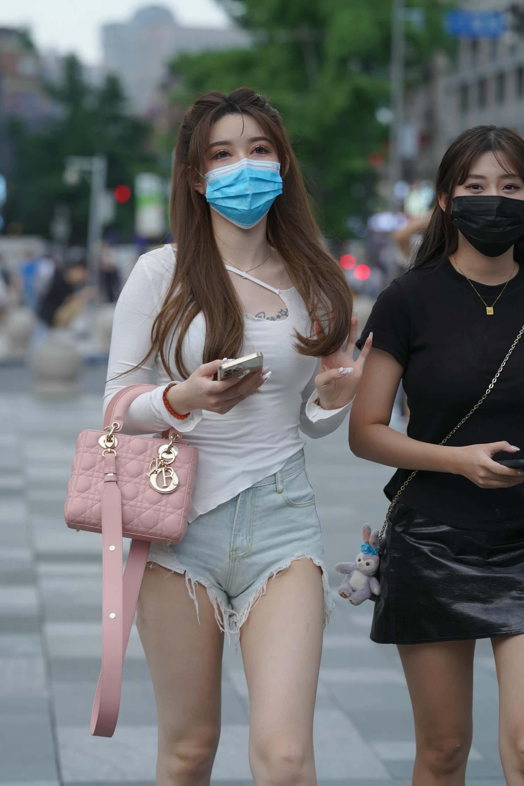 破洞牛仔短裤女孩【217P】J2994-七七街拍