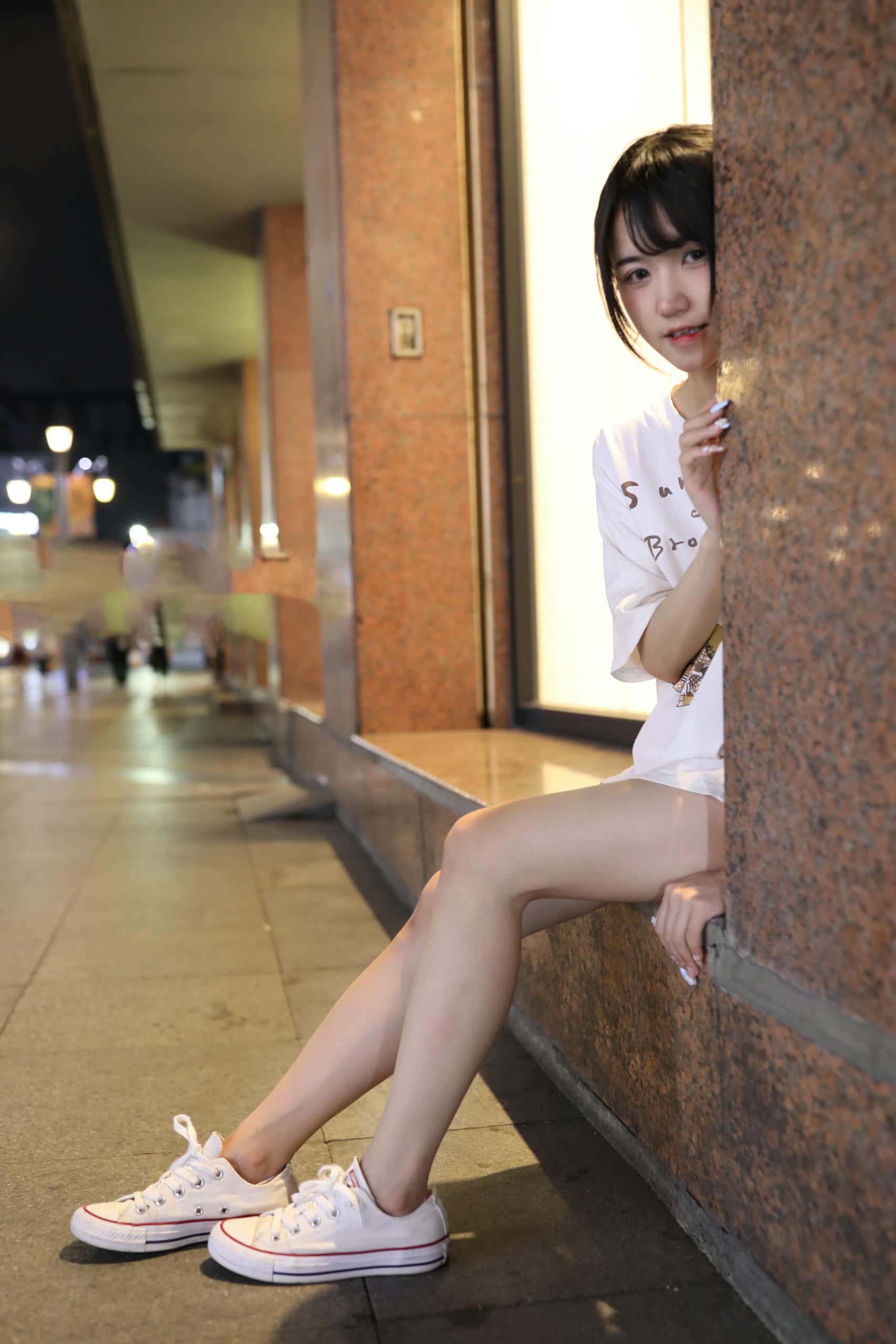 KTV里唱歌的长腿帆布鞋女孩【102P】J2002-七七街拍