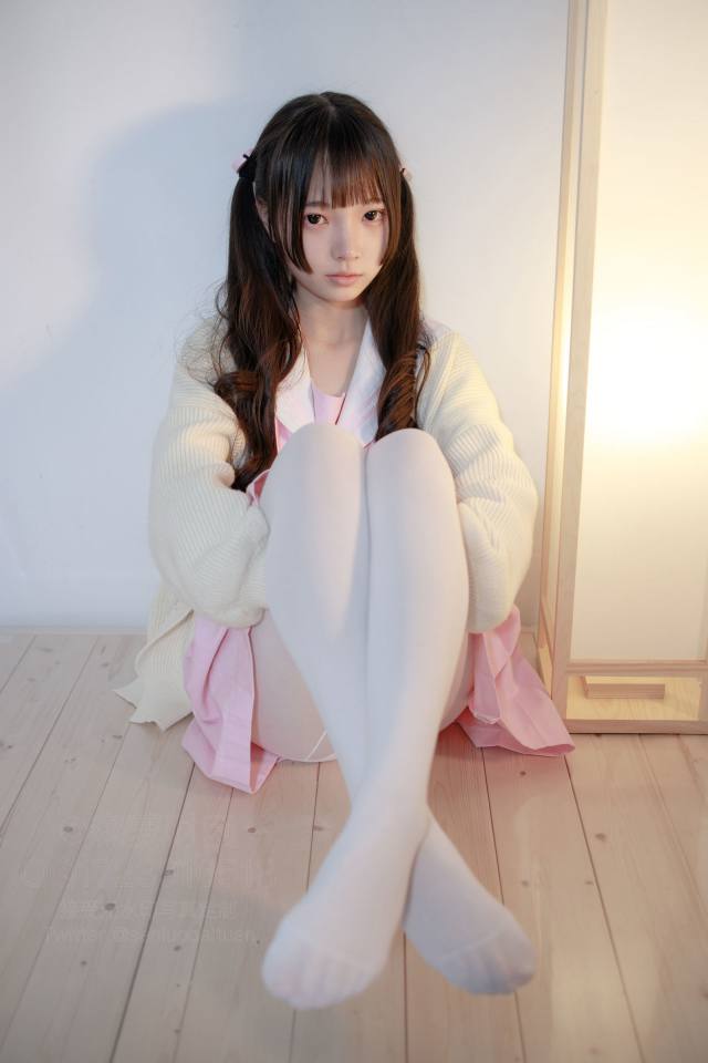 好像有什么心事的白丝双马尾女孩【59P】20022-七七街拍