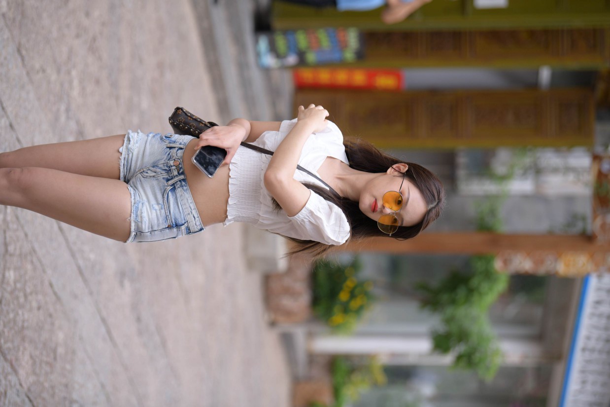 戴太阳镜的牛仔短裤紧身牛仔MM【167P】00021-七七街拍