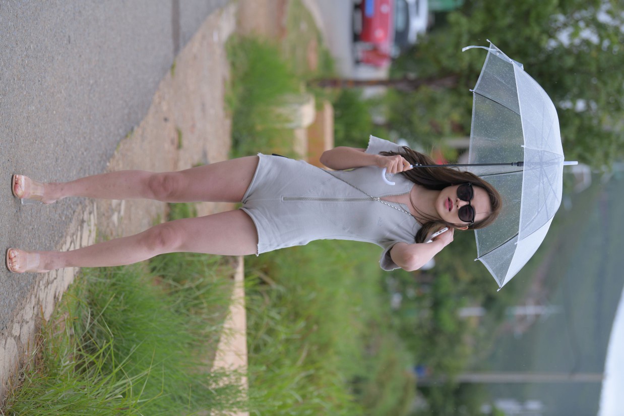 在海边开跑车的连衣短裤女孩【390P】00030-七七街拍