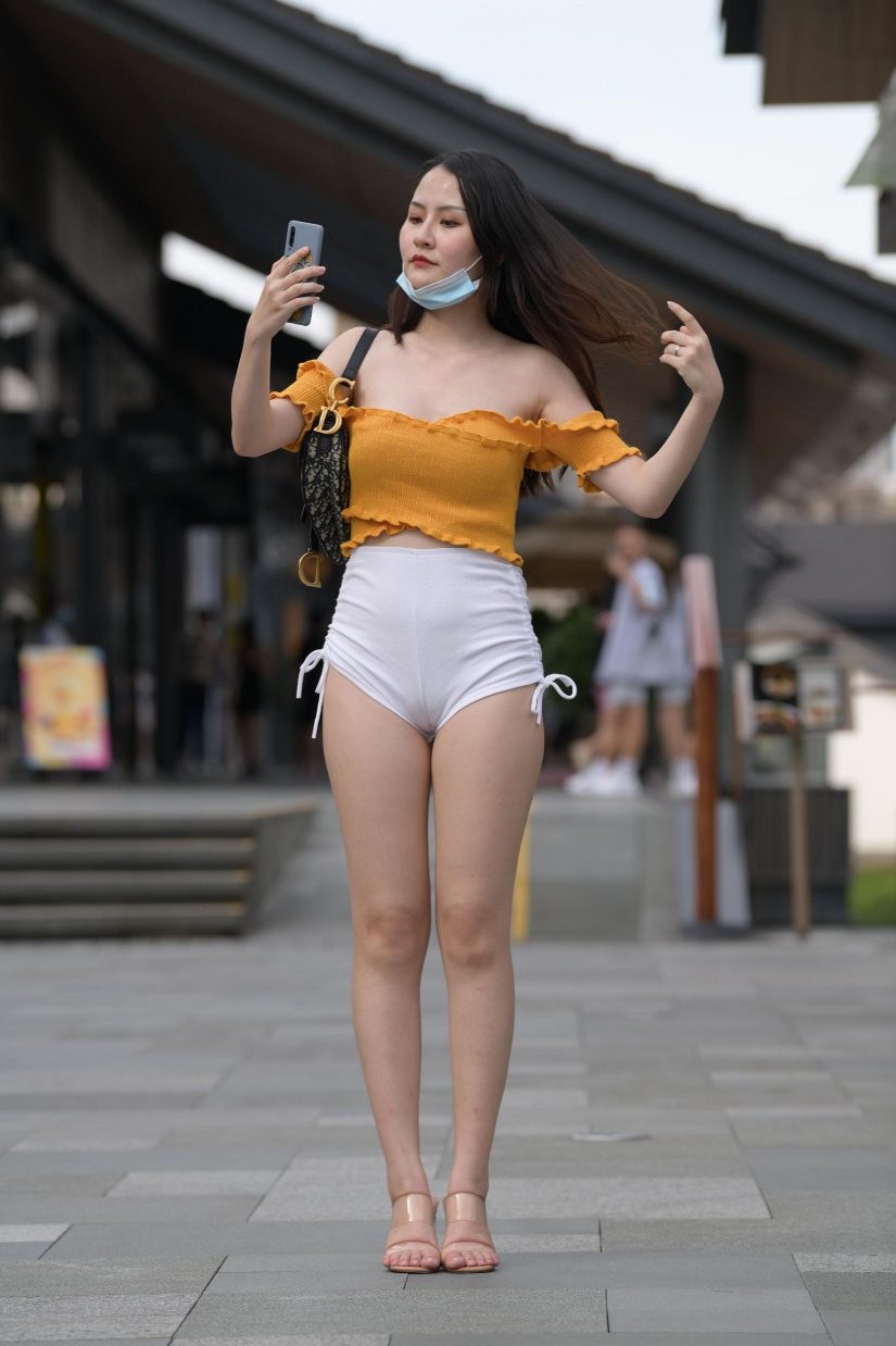 高腰白色短裤的漂亮女孩【767P】00065-七七街拍