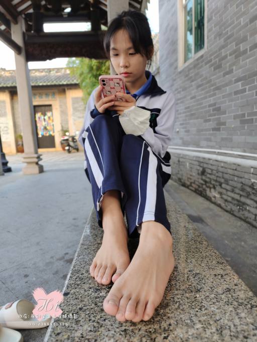 【免费】专心致志玩手机的女孩【42P】20028-七七街拍