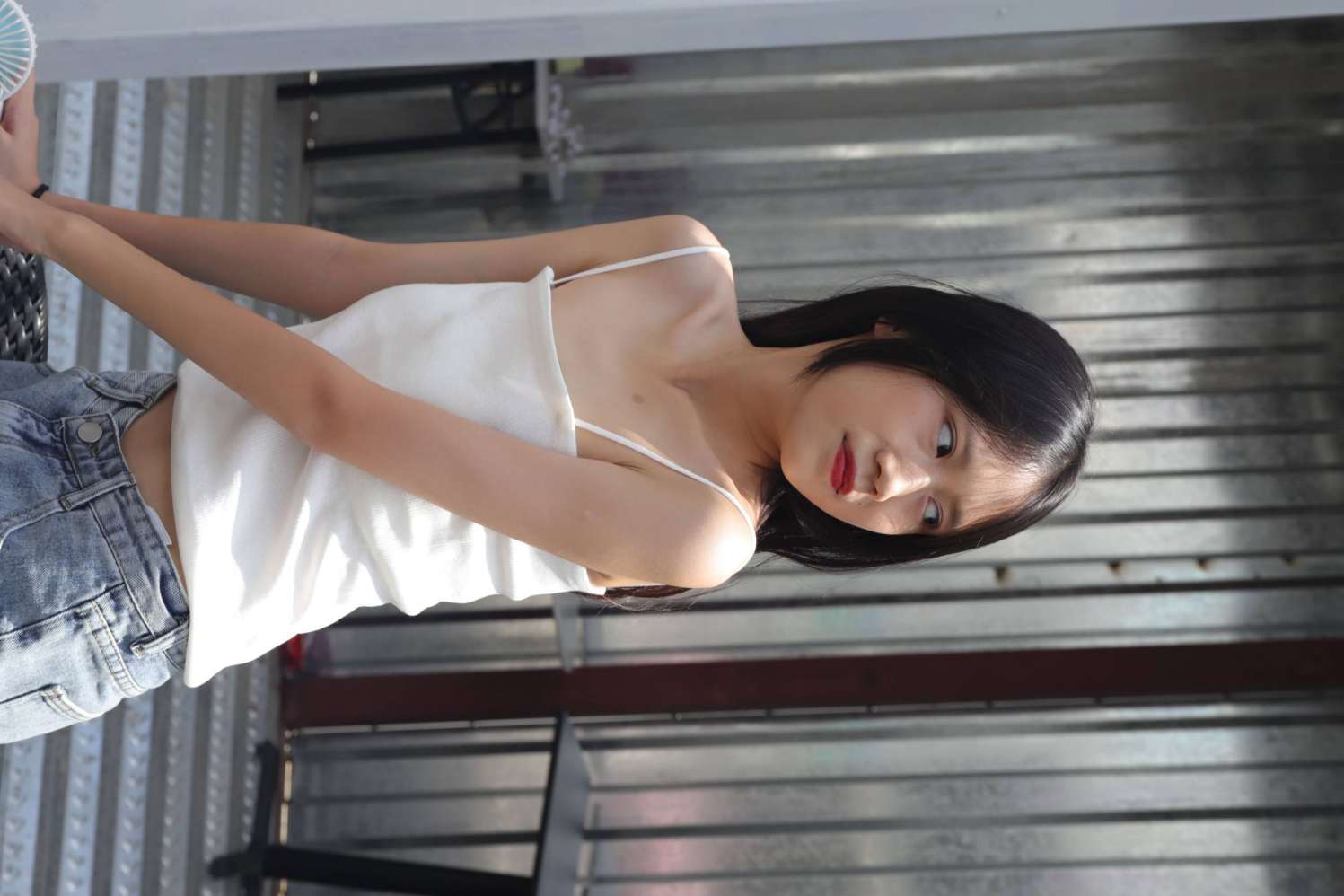 图片[7]-坐在草地上的长发女孩【172P】20012-七七街拍