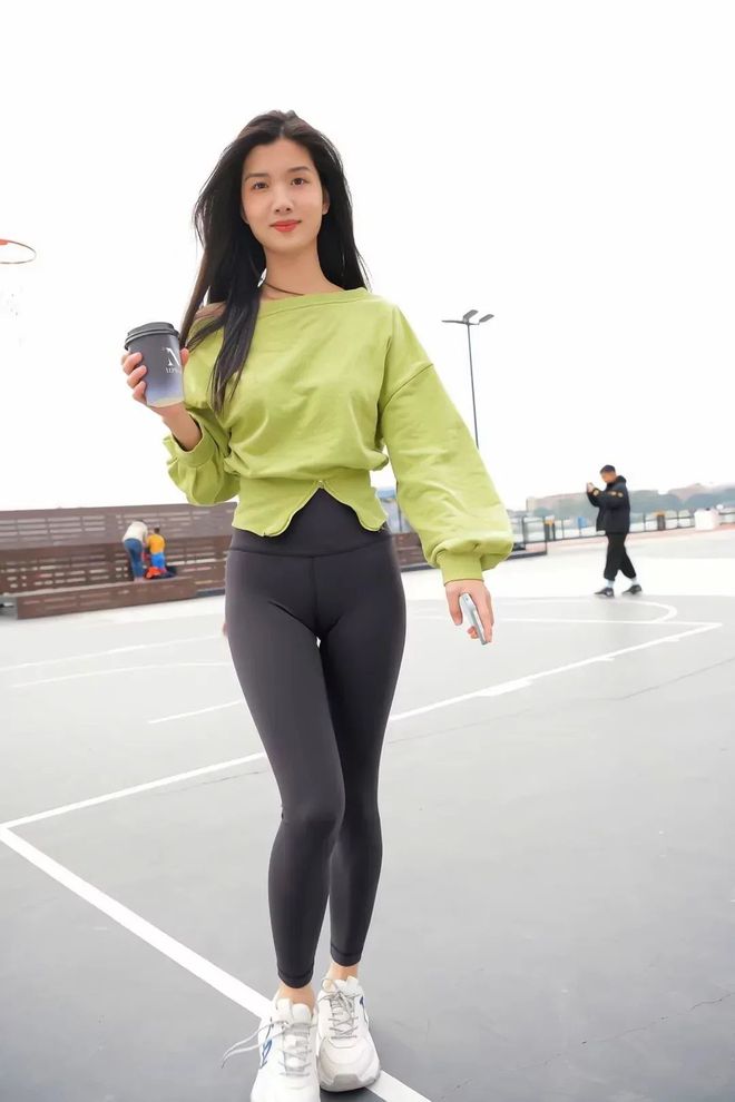 绿色瑜伽裤女孩很开心 J1519 1094P1V-27.6GB-七七街拍